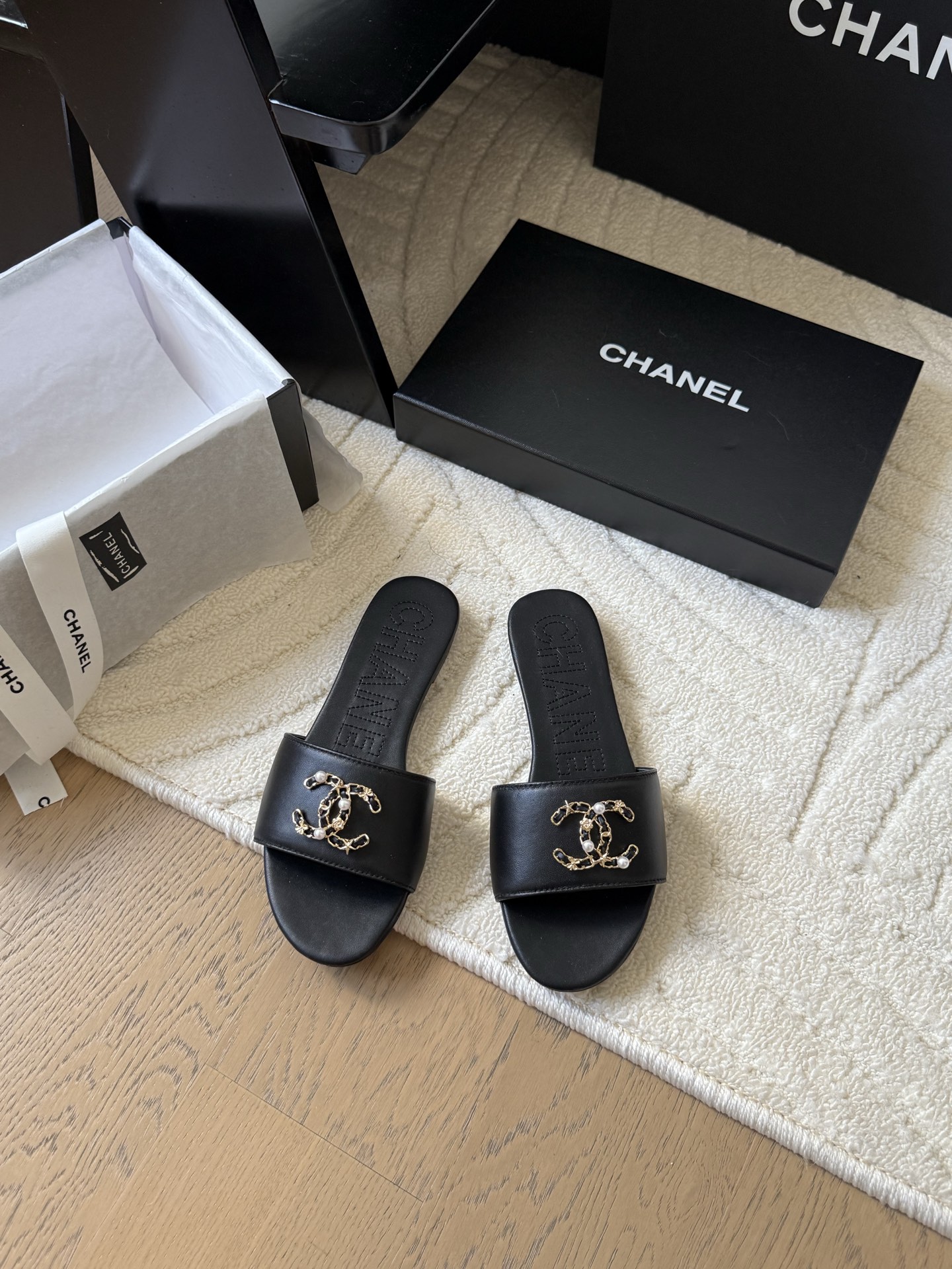 NO:442463,Chanel 25K new diamond slippers, new spring and summer style, high-quality version. Upper Niclo/cowhide, footbed sheepskin, genuine leather sole!  Size:35-39 Other sizes customization, slippers, chanel, slippers, cowhide, sheepskin, Leather soles19860909Chanel 25K新款菱格拖鞋 春夏新款,高版本高品质. 鞋面妮布/牛皮 垫脚羊皮,真皮大底！ Size:35-39 其他码数定做,拖鞋,chanel,slippers,cowhide,sheepskin,Leather soles,Women's Shoes