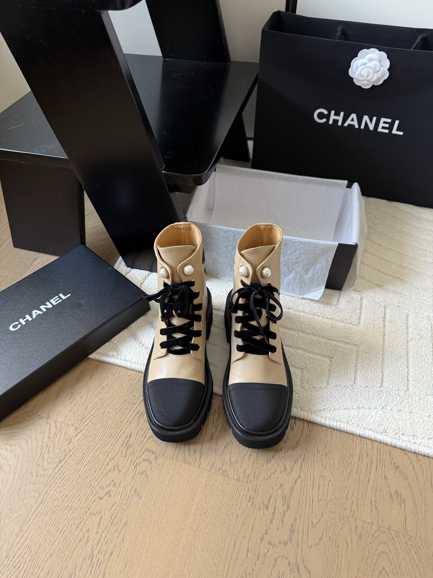 NO:498184,Chanel 25k new Martin boots are available first!  Top version: cowhide upper, inner sheepskin, original non-slip sole, size 35-41 '40 41 customization, no return or replacement', boots, chanel, boots, cowhide, sheepskin19860909Chanel 25k新款马丁短靴 抢先发售！顶级版本 鞋面牛皮 内里羊皮 原版防滑大底 码数35-41 「40 41定制不退不换」,靴子,chanel,boots,cowhide,sheepskin,Women's Shoes