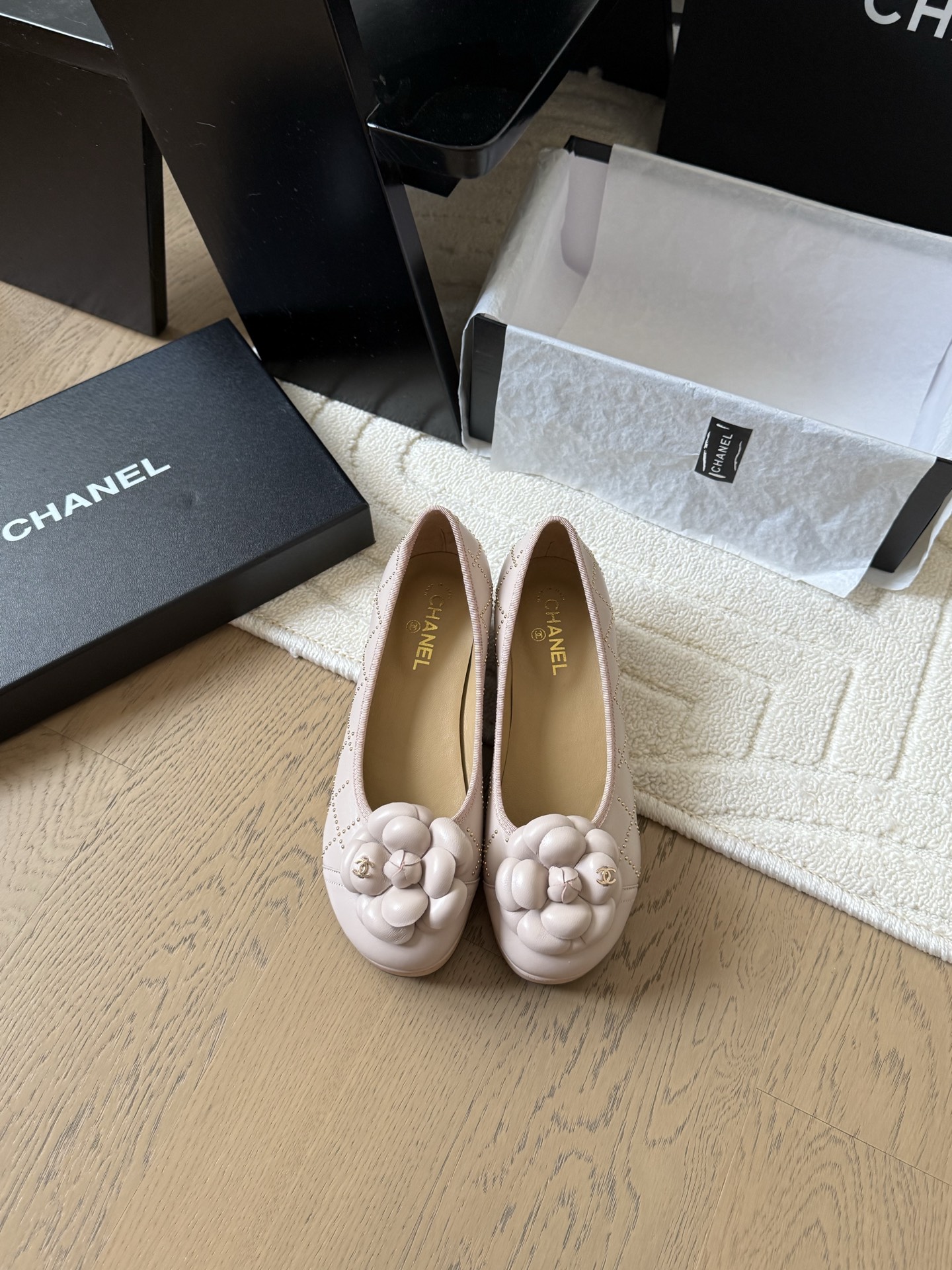 NO:498045,Chanel 25C new camellia shoes, exquisite rhinestone buckle, long legs, high heel flat/6/8.5cm upper sheepskin/silk inner sheepskin original buckle leather sole!  Size:35-40, single shoes, chanel, sheepskin, real silk, Leather soles19860909Chanel 25C新款山茶花单鞋 精致的水钻扣 上脚腿长拉满 跟高平底/6/8.5cm 鞋面羊皮/真丝 内里羊皮 原版扣 真皮大底！ Size:35-40,单鞋,chanel,sheepskin,real silk,Leather soles,Women's Shoes