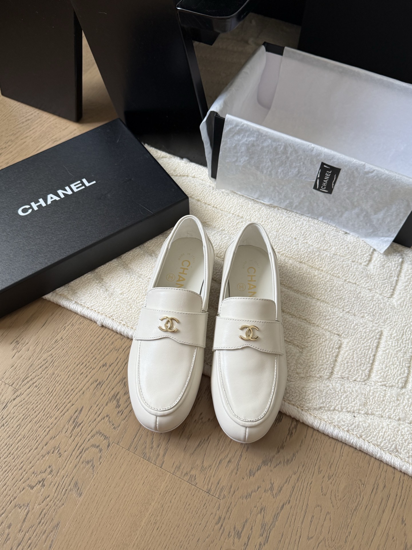 NO:498040,Chanel 25K new loafers This season's loafers are very average, retro, handsome and casual black and gold colors, both worth it. They are completely free of burdens. Upper cowhide, inner sheepskin, genuine leather soles. Size: 35-39. Other sizes are customized, loafers, chanel, loafers, cowhide, sheepskin, Leather soles19860909Chanel 25K新款乐福鞋 这一季的乐福鞋很中规中矩 复古帅气还随性黑金两个颜色 都值得入 搭配完全无负担 鞋面牛皮 内里羊皮 真皮大底 Size:35-39 其它码数定做,乐福鞋,chanel,loafers,cowhide,sheepskin,Leather soles,Women's Shoes