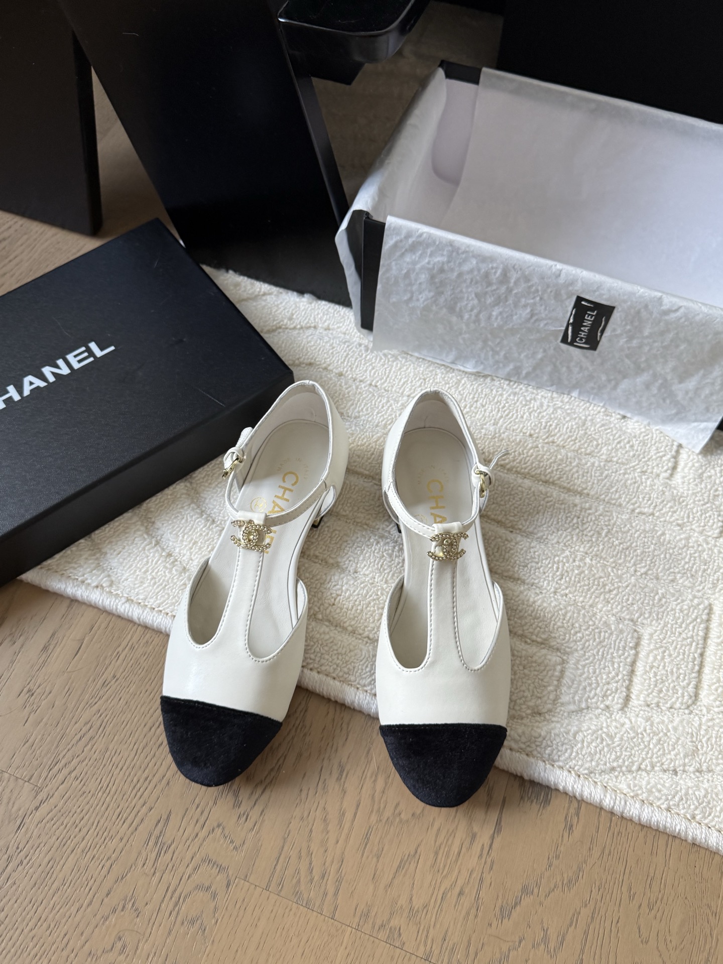 NO:498034,Chanel 25C new Mary Jane single shoes. It is hard not to love the beautiful Mary Jane series. Upper cowhide, inner sheepskin, genuine leather soles. Original mold opening hardware. Size: 35-39. Other sizes customized, single shoes, chanel, mary jane, cowhide, sheepskin, Leather soles19860909Chanel 25C新款玛丽珍单鞋 绝美玛丽珍系列很难不爱 鞋面牛皮 内里羊皮 真皮大底 原版开模五金 Size:35-39 其他码数定做,单鞋,chanel,mary jane,cowhide,sheepskin,Leather soles,Women's Shoes