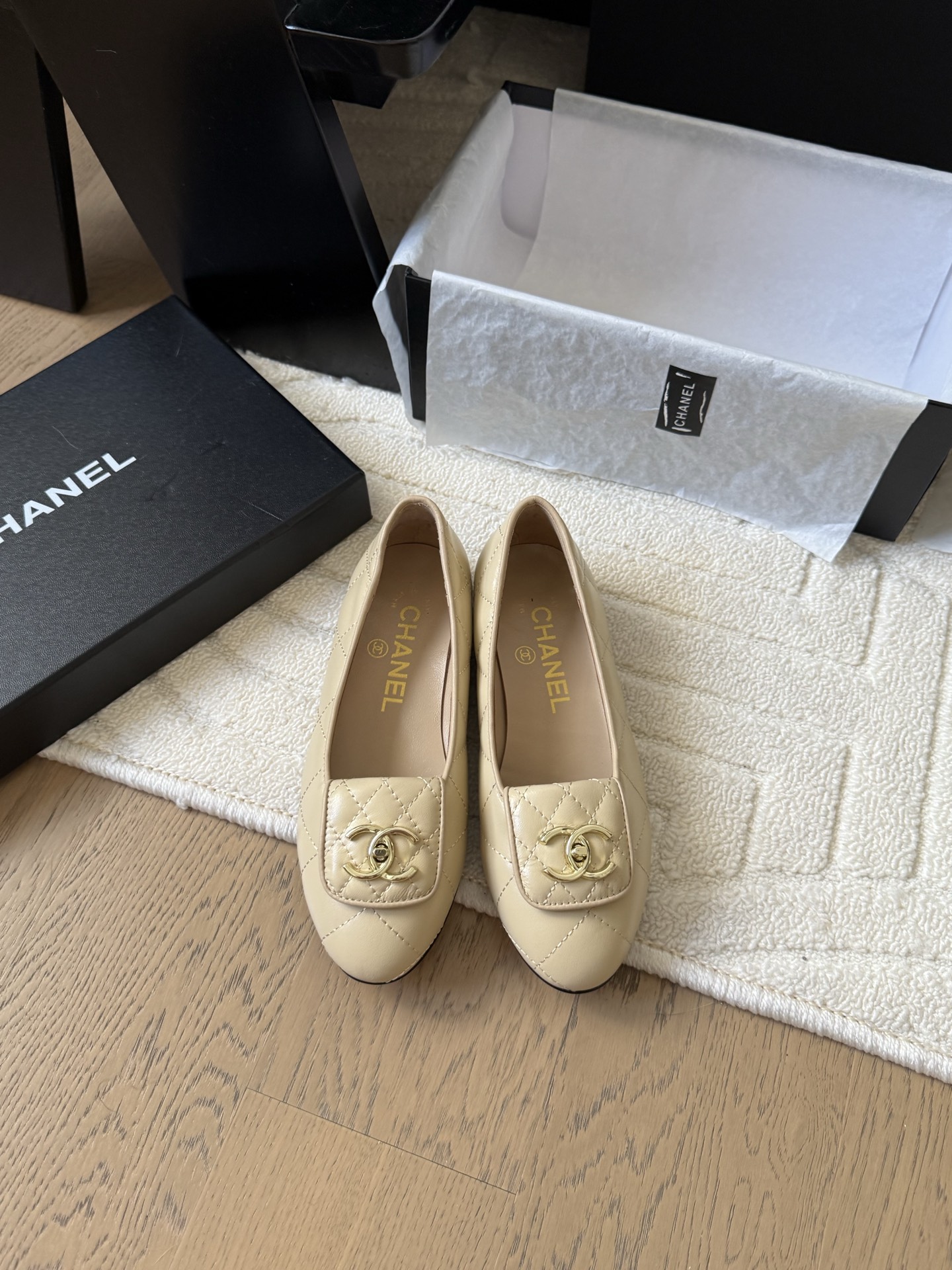 NO:498028,Chanel's new diamond buckle single shoe series!  Top version!  First sale, upper sheepskin footbed sheepskin genuine leather outsole size 34-41 '34 40 41 customization, no return or replacement', single shoes, chanel, sheepskin, Leather soles19860909Chanel 新款钻扣单鞋系列！ 顶级版本！抢先发售 鞋面羊皮 垫脚羊皮 真皮大底 码数34-41「34 40 41定制不退不换」,单鞋,chanel,sheepskin,Leather soles,Women's Shoes