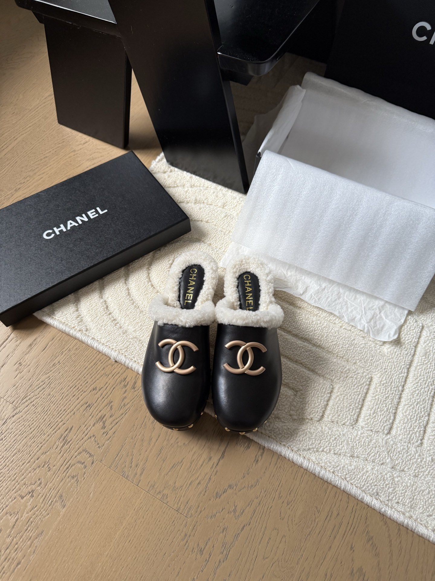 NO:498025,Chanel 25k new wood grain thick bottom wool semi-drag!  Top version!  First sale, upper sheepskin, inner wool, footbed sheepskin, non-slip sole, size 35-40 '40 Customized, no return or replacement', semi-dragged fur shoes, chanel, sheepskin19860909Chanel 25k新款木纹厚底羊毛半拖！ 顶级版本！抢先发售 鞋面羊皮 内里羊毛 垫脚羊皮 防滑大底 码数35-40 「40 定制不退不换」,半拖毛毛鞋,chanel,sheepskin,Women's Shoes