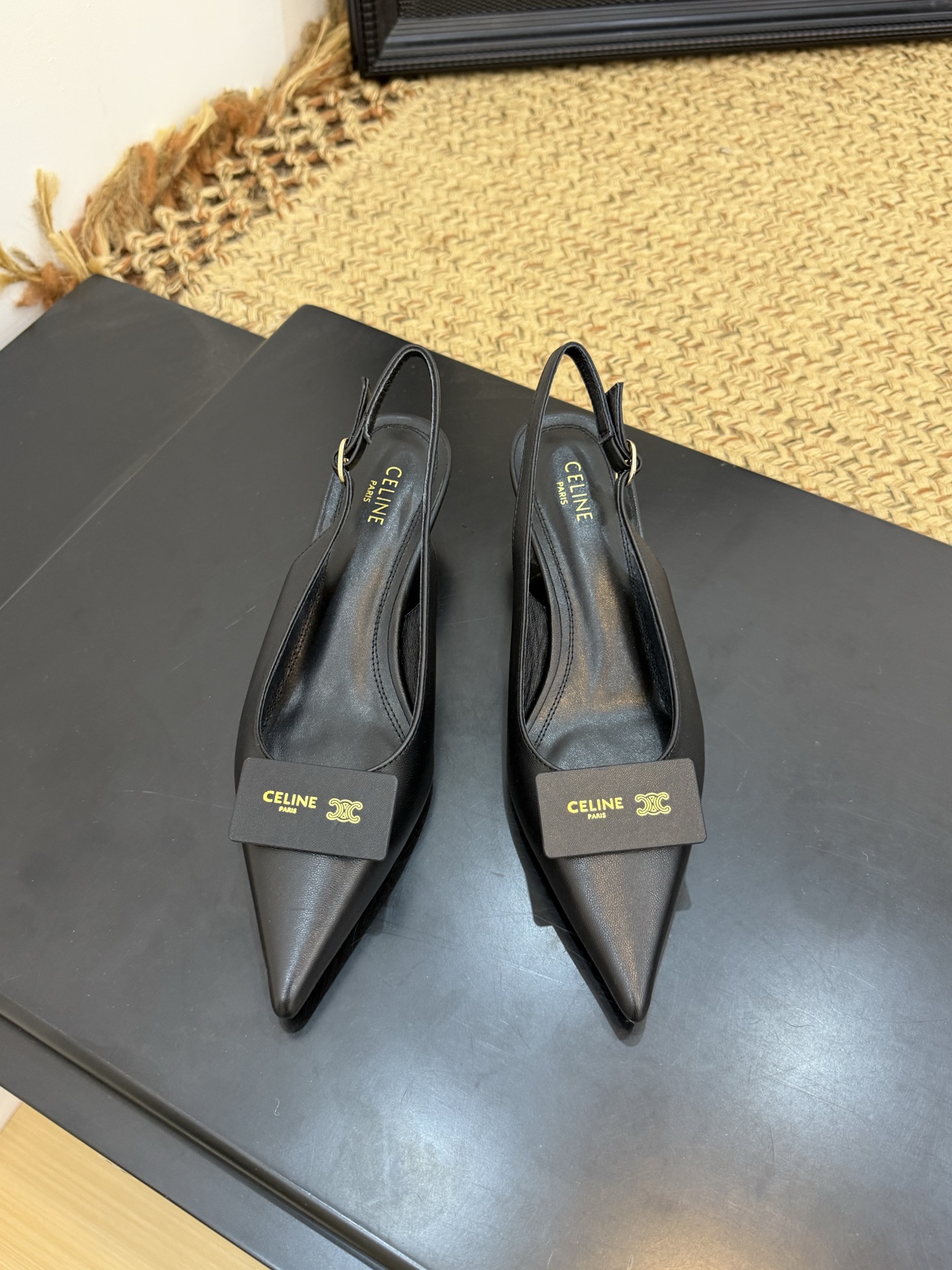 NO:679696,Purchasing agent CELINE 2025 super age-reducing girl model, a pair of overly beautiful Mary Jane shoes that are easy to put on and take off. The soft patent leather fabric is extra fashionable. I want to use this shoe to eliminate the feeling that patent leather is hard on the feet. Not all patent leather is hard, and this one is very soft. T-bar denim single shoes. Very retro small leather shoes. The upper feet are really super slim and beautiful. The exquisite Arc de Triomphe logo of the C family is so beautiful. The upper is original denim.  Lining sheepskin, sole Italian cowhide leather outsole, size 35-39 (40 custom made, non-returnable), high heels and sandals, celine, chanel, sandals, mary jane, high heels, cowhide, sheepskin, Leather soles19860909代购级CELINE 2025超级减龄的少女款,一双过分美丽的玛丽珍鞋穿脱很方便,柔软的漆皮面料加分时髦度,我要通过这款鞋消除漆皮在大家心里偏硬磨脚的芥蒂,并不是所有的漆皮都是偏硬的,这款就非常柔软.T-bar牛仔单鞋 非常复古的小皮鞋 上脚真的超级显瘦超级美 C家特定的精致凯旋门logo 好看到爆 鞋面原版牛仔 内里羊皮 鞋底意大利牛皮真皮大底 尺码35-39（40订做不退换）,高跟鞋凉鞋,celine,chanel,sandals,mary jane,high heels,cowhide,sheepskin,Leather soles,Women's Shoes