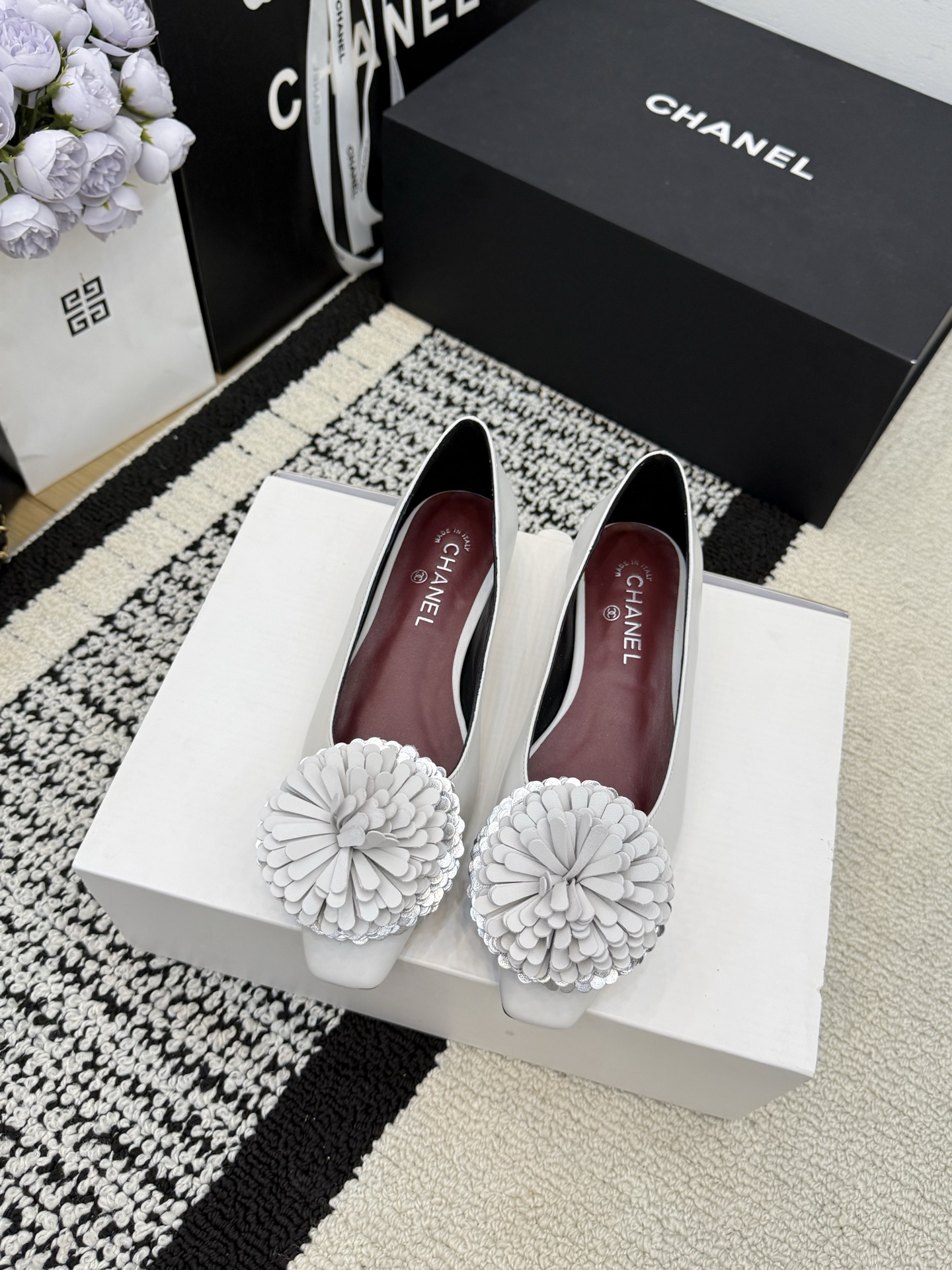 NO:679688,[Ready for sale] *26 The flowers are genuine leather!  Counter [authentic grade] version!  !  Official catalog code numbers 35, 36, 37, 38, 39 (34/40/41 need to be customized and communicate with customer service), all equipped with Italian authentic packaging, single shoes19860909【现货发售】 *26 花朵是真皮！ 专柜【正品级】版本！！ 官方目录 码数35、36、37、38、39 (34/40/41 需要定做跟客服♂沟通) 均配有意大利正品包装,单鞋,Women's Shoes