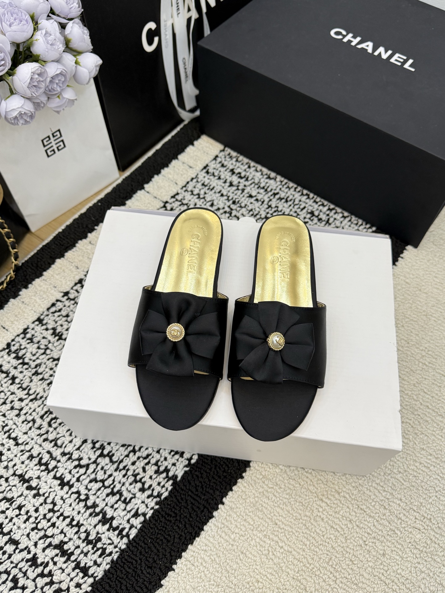 NO:759409,[Ready for sale] *26 The flowers are genuine leather!  Counter [authentic grade] version!  !  Official catalog code numbers 35, 36, 37, 38, 39 (34/40/41 need to be customized and communicate with customer service) are all equipped with Italian authentic packaging, high heels and slippers, high heels, slippers19860909【现货发售】 *26 花朵是真皮！ 专柜【正品级】版本！！ 官方目录 码数35、36、37、38、39 (34/40/41 需要定做跟客服♂沟通) 均配有意大利正品包装,高跟鞋拖鞋,high heels,slippers,Women's Shoes