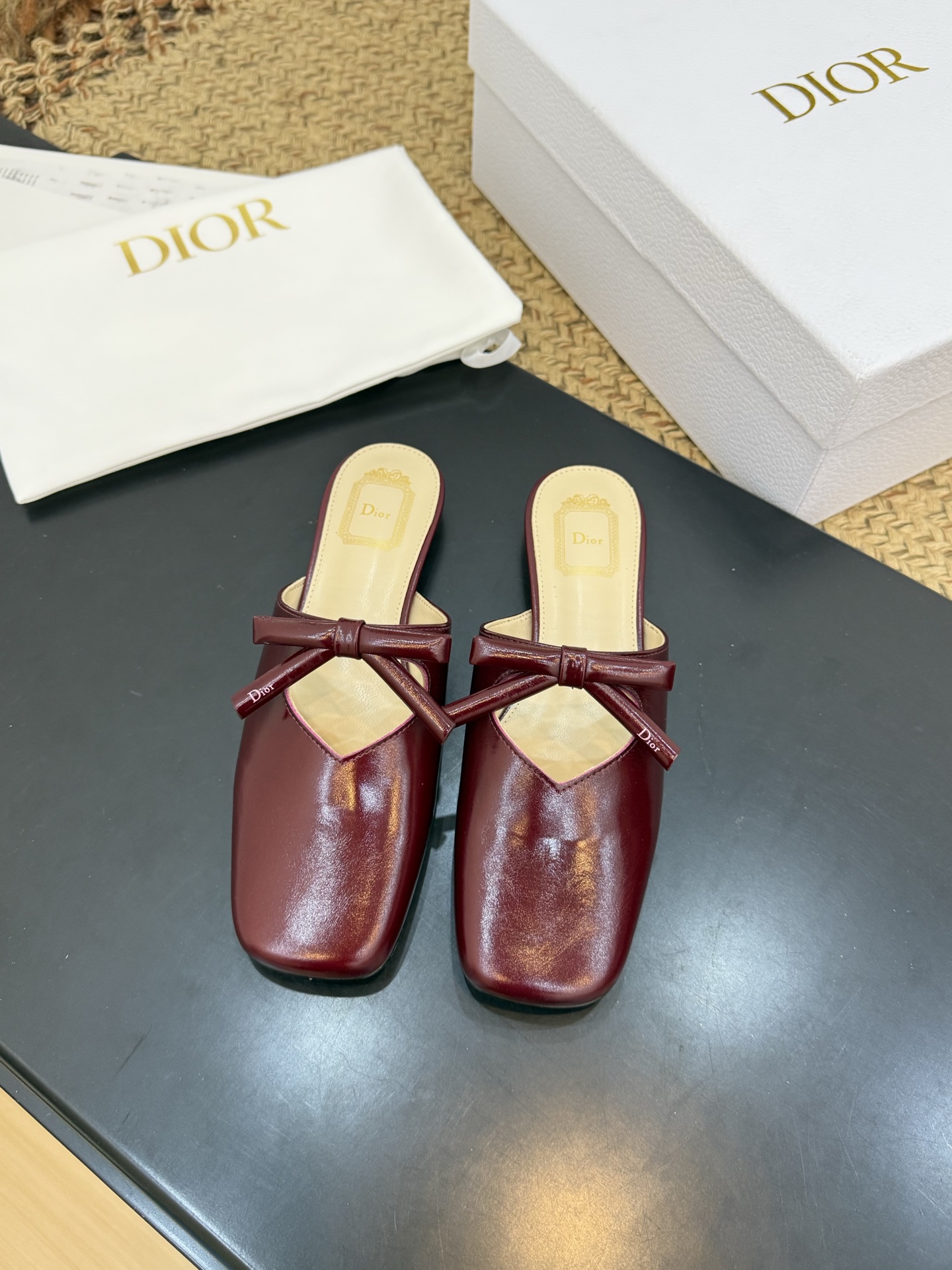 NO:680140,Purchasing agent Dior 26/ss early spring Dior 2026 spring and summer can be easily worn in daily life or vacation. It is full of French romantic atmosphere!  The soles are lightweight and not tiring to wear for a long time. They are practical and fashionable. They are a must-have item for spring and summer~ Soles: Genuine leather soles Size: #35-41 (40.41 custom-made), half-slip, dior, dior19860909代购级 Dior 迪奥 26/ss 早春 Dior 2026春夏日常或度假都能轻松驾驭.法式浪漫氛围感拉满！鞋底轻便,长时间穿也不累,实用又时髦,是春夏必入单品～ 鞋底: 真皮底 Size: #35-41 (40.41订做）,半拖,dior,dior,Women's Shoes