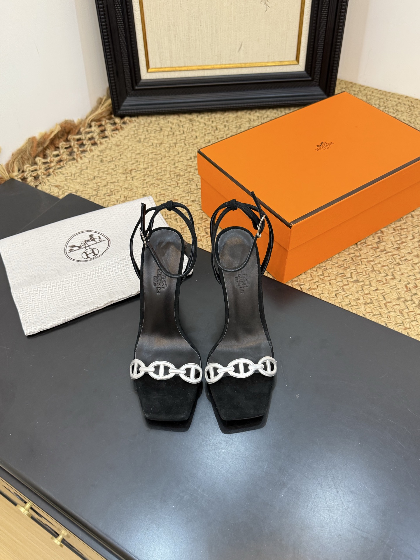 NO:680135,Top quality (with airplane case) Hermes' new classic pig nose one-strap high-heeled sandals. The square-toe buckle back sandals are really super slimming and beautiful on the feet. Ma's specific exquisite lock logo is eye-catching. Fashionable and versatile. Super comfortable. Every detail is done to the extreme. It is matched with the iconic pig-nosed one-strap in wrong colors. The design is simple and smooth, creating a fashionable and feminine look. Sheepskin upper, sheepskin lining, and Italian genuine leather outsole.  Heel height 10.5 cm, size 35-39 (40.41.42 customized, non-refundable), high heels sandals, hermes, hermes, sandals, high heels, sheepskin, sheep, Leather soles19860909顶级品质（配飞机盒） Hermes 爱马仕 新款经典猪鼻子一字带高跟凉鞋 方头搭扣后空凉鞋上脚真的超级显瘦超级美 马家特定的精致锁扣logo 好看到爆 时尚又百搭 超级舒服 每个细节都做到极致 搭配错色调标志性猪鼻子一字带 设计简约流畅 打造时尚柔美造型 鞋面羊猄皮 内里垫脚羊皮 意大利真皮大底 跟高10.5 cm码数35-39（40.41.42定做不退换）,高跟鞋凉鞋,hermes,hermes,sandals,high heels,sheepskin,sheep,Leather soles,Women's Shoes