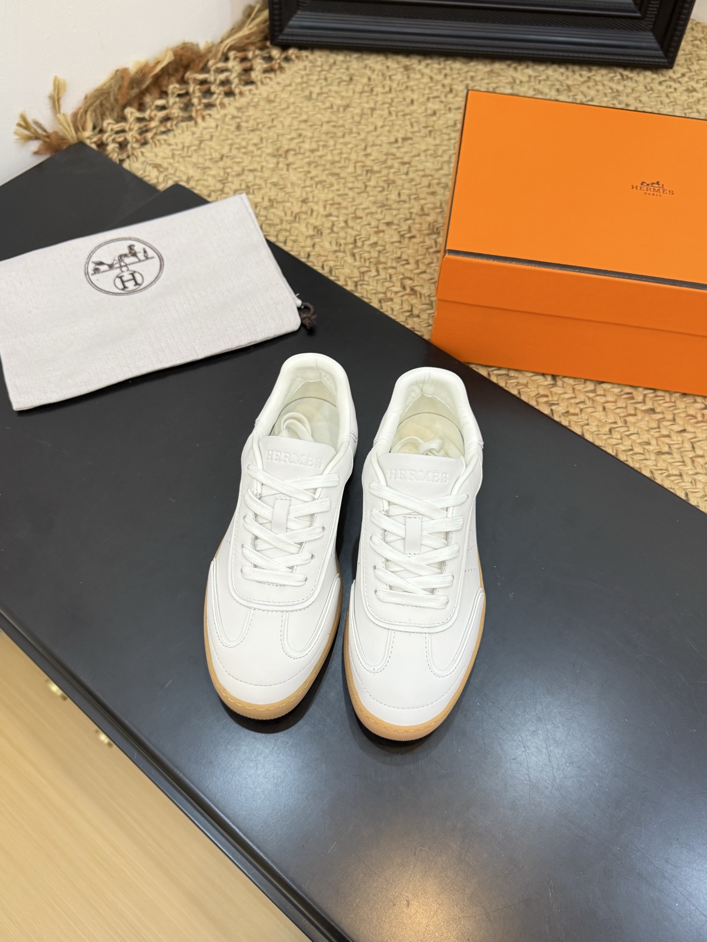 NO:680129,Purchasing agent level Hermès bouncing sneakers, real shots, the most worthwhile Hermès men's sneakers, the legendary shoe trend that is not available, fashionable, comfortable, versatile, although the price has increased, but the price is really not expensive, the new colors are very good-looking, there are many other colors, there are not so many choices, but they are also very good-looking, especially with couple style. Original cowhide upper, original lining, original suction mold outsole, Size 35-41 (40.41)  Customized (non-refundable), casual shoes/sports shoes, hermes, sneakers, cowhide19860909代购级 爱马仕 bouncing运动鞋实拍最值得的入手的爱马仕男款运动鞋传说中不配货也要买的鞋潮流 时尚 舒适 百搭 虽然涨价 但价格真不贵新出的配色都很好看 还有很多其他配色,选择没有那么多不过也是很好看,尤其搭配情侣款感感 鞋面原版牛皮 内里原版内里 大底原版吸模大底 Size35-41（40.41 定做不退换）,休闲鞋/运动鞋,hermes,sneakers,cowhide,Women's Shoes