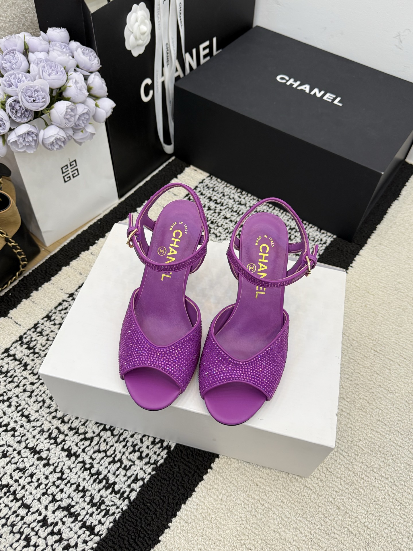 NO:705700,[On sale now] *26 counter [authentic grade] version!  !  Official catalog code numbers 35, 36, 37, 38, 39 (34/40/41 need to be customized and communicate with customer service) 10 hot diamonds are equipped with authentic Italian packaging, high heels, sandals, sandals, high heels19860909【现货发售】 *26 专柜【正品级】版本！！ 官方目录 码数35、36、37、38、39 (34/40/41 需要定做跟客服♂沟通) 烫钻10 均配有意大利正品包装,高跟鞋凉鞋,sandals,high heels,Women's Shoes