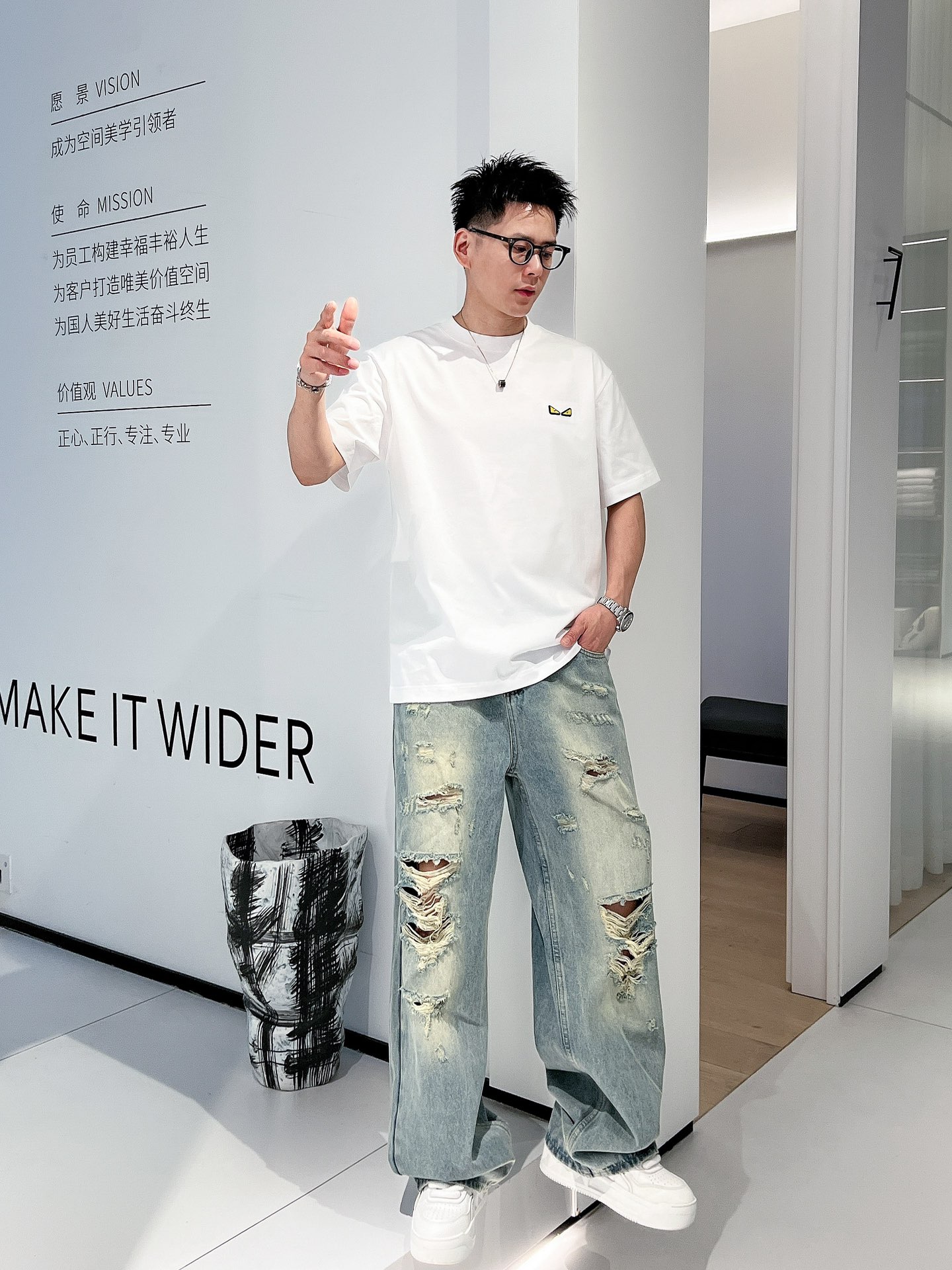 Fend*🆕 25/ss春夏新款棉质圆领短袖T恤 胸前经典小眼睛👀标识 顶级丝光棉面料定制 标准版型黑 