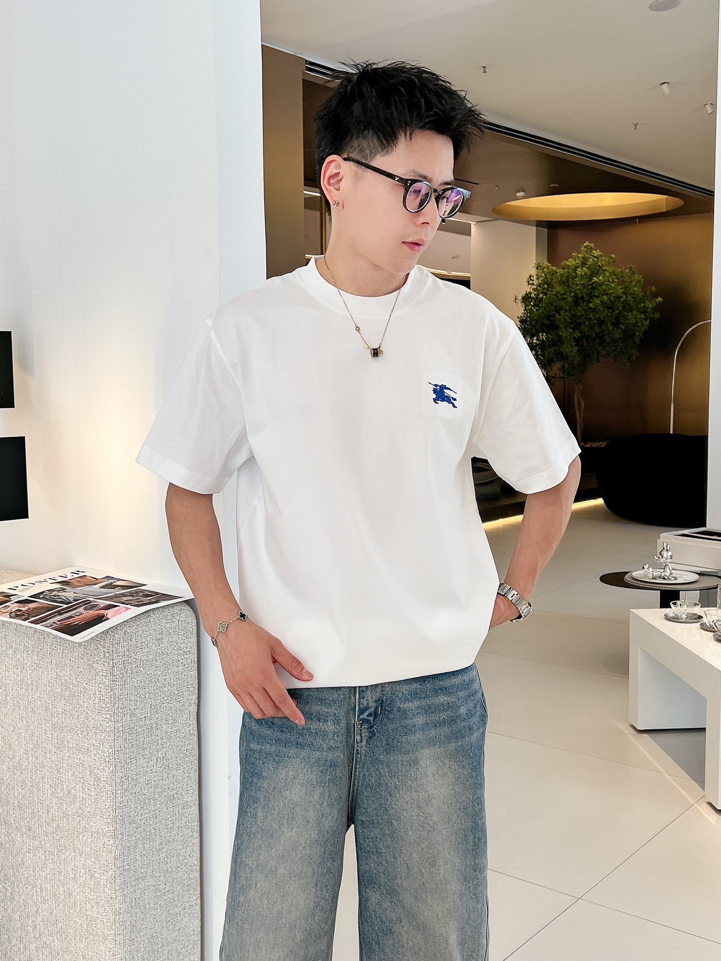 巴宝莉 🔥🔥Ss春夏最新款短袖T恤，手感柔软，穿着舒适，做工精细.上身效果无敌帅气，码数S-2XL