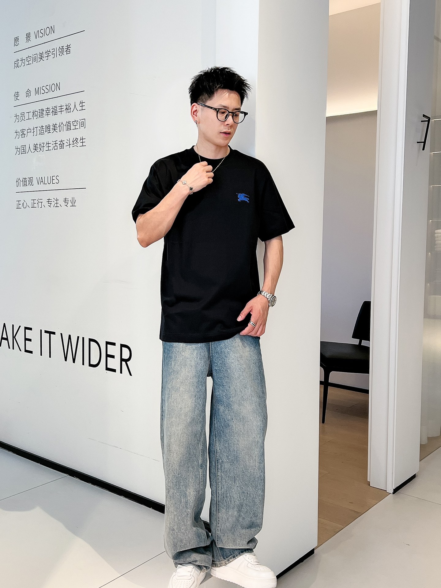 巴宝莉 🔥🔥Ss春夏最新款短袖T恤，手感柔软，穿着舒适，做工精细.上身效果无敌帅气，码数S-2XL