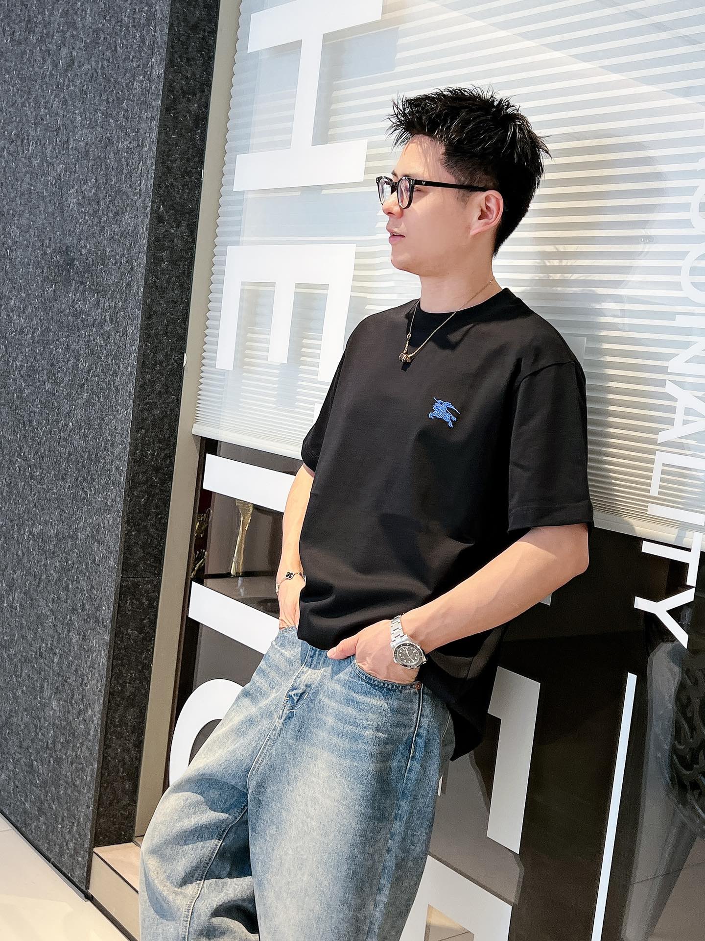 巴宝莉 🔥🔥Ss春夏最新款短袖T恤，手感柔软，穿着舒适，做工精细.上身效果无敌帅气，码数S-2XL