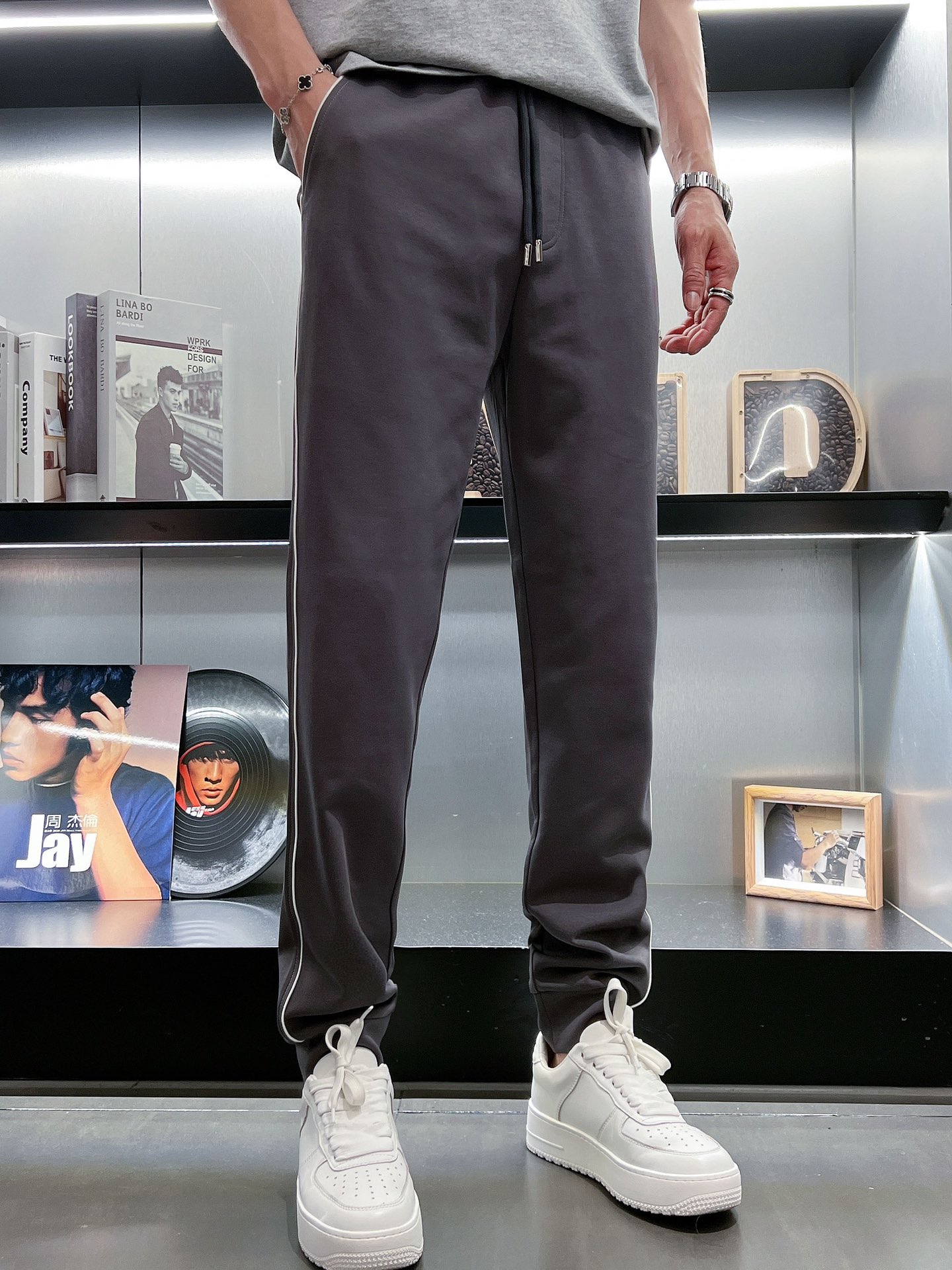 🌺 P200 普拉达 香港贸易公司渠道货.2025夏季新款 男士休闲百搭束脚卫裤休闲裤.客供精纺纯棉面料,区别于一般的棉质,手感质感顺滑细腻,略微弹性的功能,内外兼具的美感裁剪工艺,时刻保持完美的运动时尚百搭造型.抽绳设计弹力腰边及罗纹收口极具搭配性.设计制作柔软立体不生硬彰显低调的时尚运动风格.经典系列作品,缔造最为出色的运动休闲体系,最为舒适的感受.

尺码：M-3XL
尺码数据：
M码：臀围100cm-腰围76-84cm-裤长100cm
L码：臀围104cm-腰围79-89cm-裤长101cm 
Xl码：臀围108cm-腰围82-92cm-裤长102cm
2XL码：臀围112cm-腰围85-95cm-裤长103cm
3XL码：腰围116cm-腰围88-98cm-裤长104cm