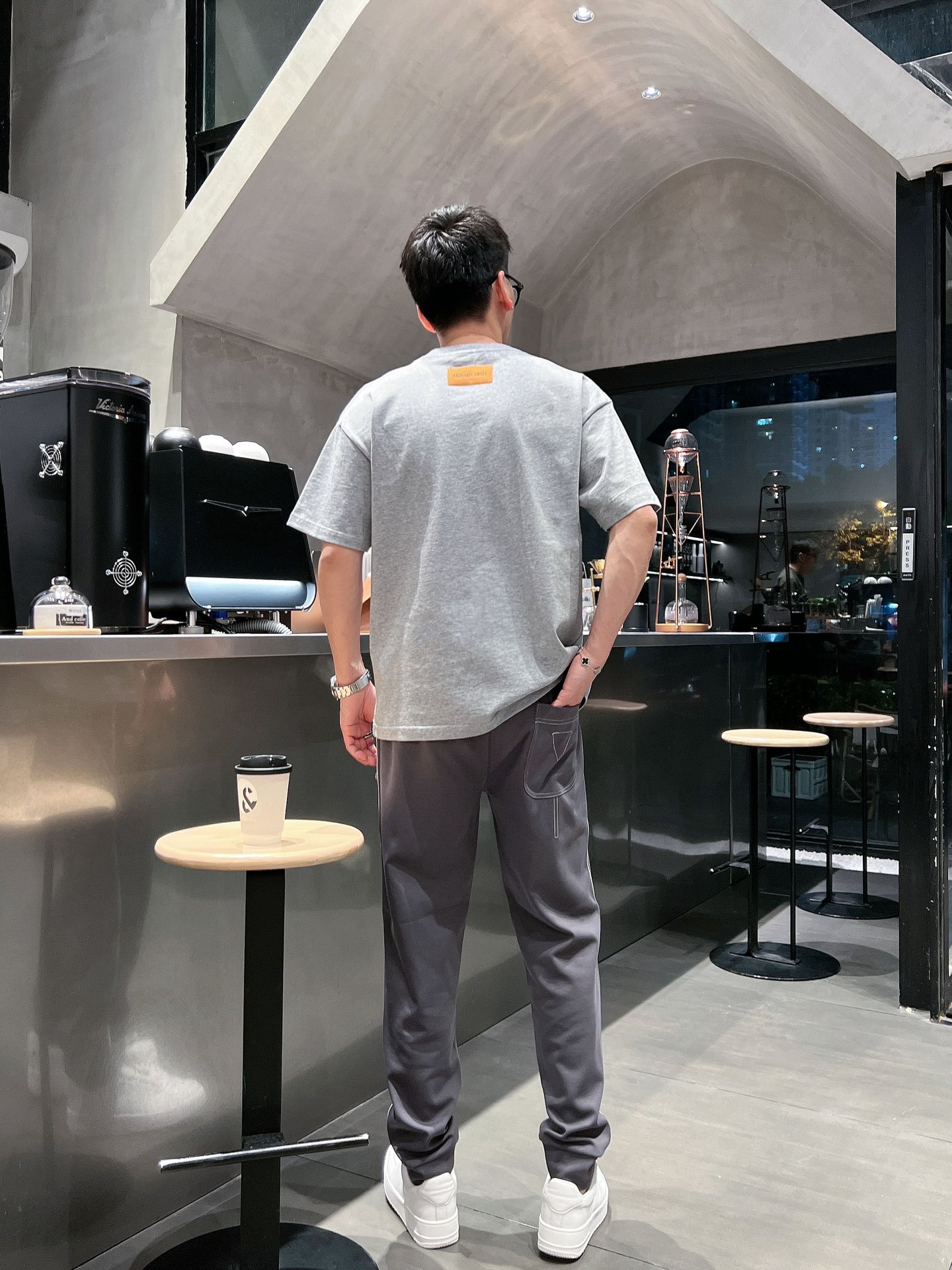 🌺 P200 普拉达 香港贸易公司渠道货.2025夏季新款 男士休闲百搭束脚卫裤休闲裤.客供精纺纯棉面料,区别于一般的棉质,手感质感顺滑细腻,略微弹性的功能,内外兼具的美感裁剪工艺,时刻保持完美的运动时尚百搭造型.抽绳设计弹力腰边及罗纹收口极具搭配性.设计制作柔软立体不生硬彰显低调的时尚运动风格.经典系列作品,缔造最为出色的运动休闲体系,最为舒适的感受.

尺码：M-3XL
尺码数据：
M码：臀围100cm-腰围76-84cm-裤长100cm
L码：臀围104cm-腰围79-89cm-裤长101cm 
Xl码：臀围108cm-腰围82-92cm-裤长102cm
2XL码：臀围112cm-腰围85-95cm-裤长103cm
3XL码：腰围116cm-腰围88-98cm-裤长104cm