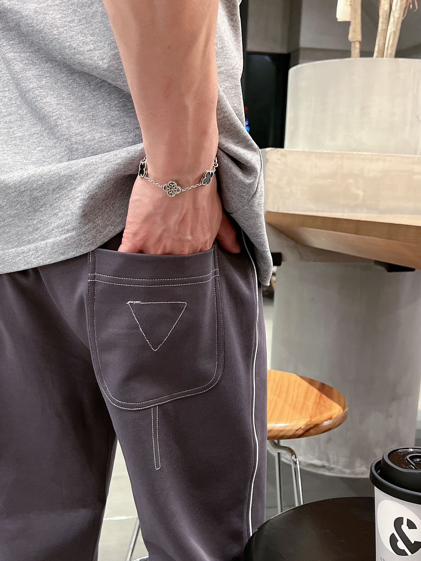 🌺 P200 普拉达 香港贸易公司渠道货.2025夏季新款 男士休闲百搭束脚卫裤休闲裤.客供精纺纯棉面料,区别于一般的棉质,手感质感顺滑细腻,略微弹性的功能,内外兼具的美感裁剪工艺,时刻保持完美的运动时尚百搭造型.抽绳设计弹力腰边及罗纹收口极具搭配性.设计制作柔软立体不生硬彰显低调的时尚运动风格.经典系列作品,缔造最为出色的运动休闲体系,最为舒适的感受.

尺码：M-3XL
尺码数据：
M码：臀围100cm-腰围76-84cm-裤长100cm
L码：臀围104cm-腰围79-89cm-裤长101cm 
Xl码：臀围108cm-腰围82-92cm-裤长102cm
2XL码：臀围112cm-腰围85-95cm-裤长103cm
3XL码：腰围116cm-腰围88-98cm-裤长104cm