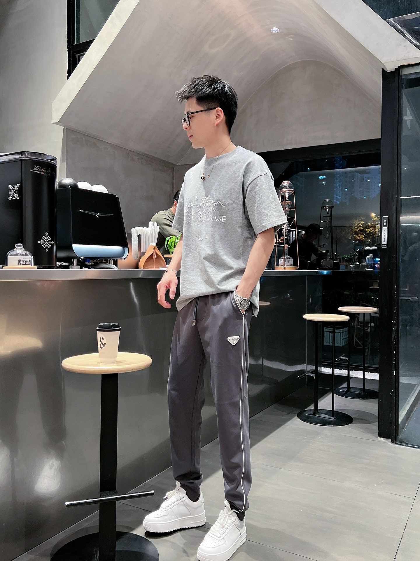 🌺 P200 普拉达 香港贸易公司渠道货.2025夏季新款 男士休闲百搭束脚卫裤休闲裤.客供精纺纯棉面料,区别于一般的棉质,手感质感顺滑细腻,略微弹性的功能,内外兼具的美感裁剪工艺,时刻保持完美的运动时尚百搭造型.抽绳设计弹力腰边及罗纹收口极具搭配性.设计制作柔软立体不生硬彰显低调的时尚运动风格.经典系列作品,缔造最为出色的运动休闲体系,最为舒适的感受.

尺码：M-3XL
尺码数据：
M码：臀围100cm-腰围76-84cm-裤长100cm
L码：臀围104cm-腰围79-89cm-裤长101cm 
Xl码：臀围108cm-腰围82-92cm-裤长102cm
2XL码：臀围112cm-腰围85-95cm-裤长103cm
3XL码：腰围116cm-腰围88-98cm-裤长104cm