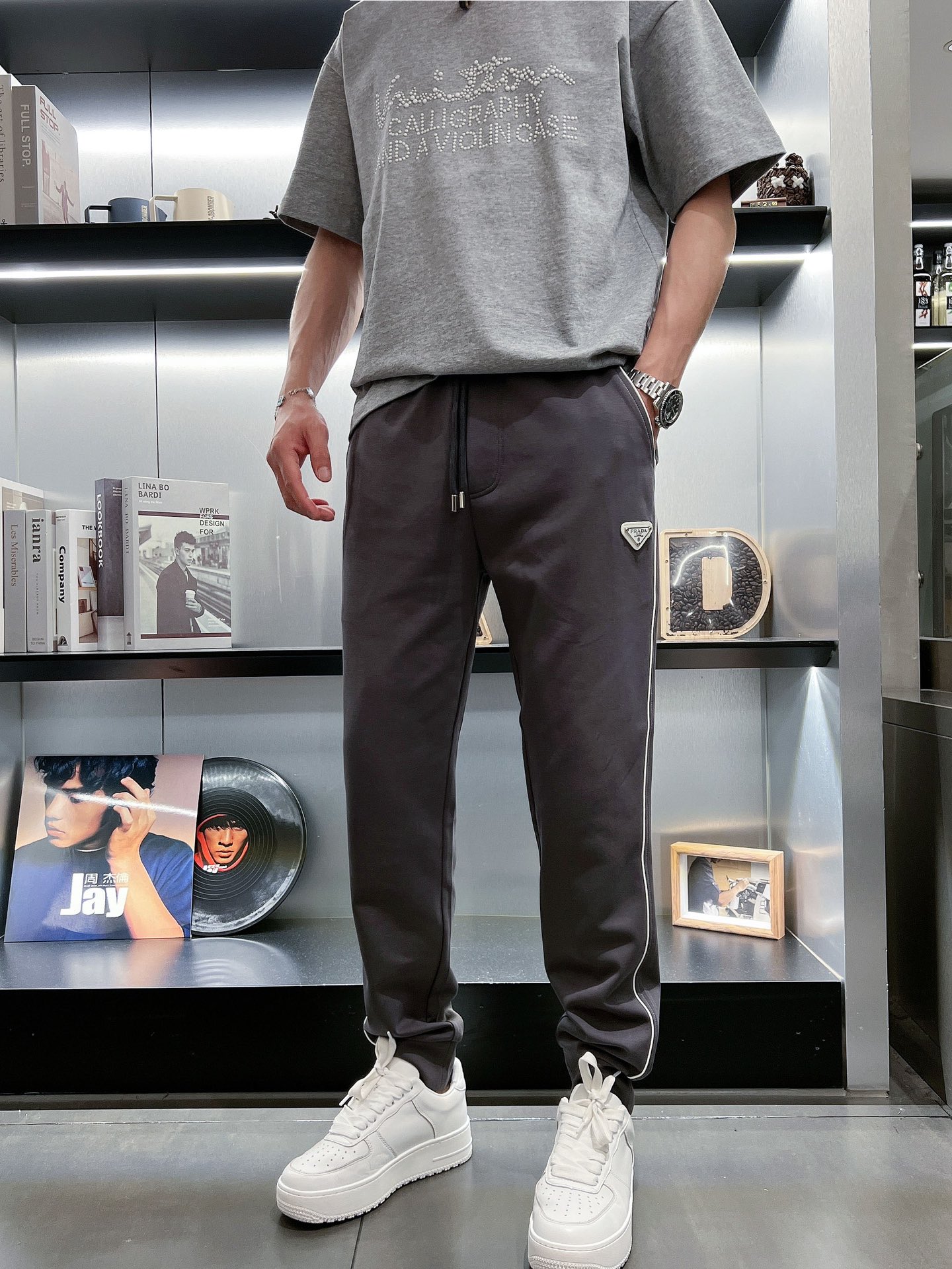 🌺 P200 普拉达 香港贸易公司渠道货.2025夏季新款 男士休闲百搭束脚卫裤休闲裤.客供精纺纯棉面料,区别于一般的棉质,手感质感顺滑细腻,略微弹性的功能,内外兼具的美感裁剪工艺,时刻保持完美的运动时尚百搭造型.抽绳设计弹力腰边及罗纹收口极具搭配性.设计制作柔软立体不生硬彰显低调的时尚运动风格.经典系列作品,缔造最为出色的运动休闲体系,最为舒适的感受.

尺码：M-3XL
尺码数据：
M码：臀围100cm-腰围76-84cm-裤长100cm
L码：臀围104cm-腰围79-89cm-裤长101cm 
Xl码：臀围108cm-腰围82-92cm-裤长102cm
2XL码：臀围112cm-腰围85-95cm-裤长103cm
3XL码：腰围116cm-腰围88-98cm-裤长104cm