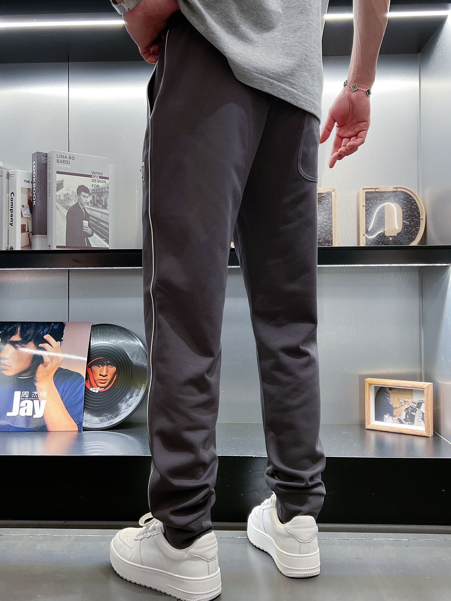 🌺 P200 普拉达 香港贸易公司渠道货.2025夏季新款 男士休闲百搭束脚卫裤休闲裤.客供精纺纯棉面料,区别于一般的棉质,手感质感顺滑细腻,略微弹性的功能,内外兼具的美感裁剪工艺,时刻保持完美的运动时尚百搭造型.抽绳设计弹力腰边及罗纹收口极具搭配性.设计制作柔软立体不生硬彰显低调的时尚运动风格.经典系列作品,缔造最为出色的运动休闲体系,最为舒适的感受.

尺码：M-3XL
尺码数据：
M码：臀围100cm-腰围76-84cm-裤长100cm
L码：臀围104cm-腰围79-89cm-裤长101cm 
Xl码：臀围108cm-腰围82-92cm-裤长102cm
2XL码：臀围112cm-腰围85-95cm-裤长103cm
3XL码：腰围116cm-腰围88-98cm-裤长104cm