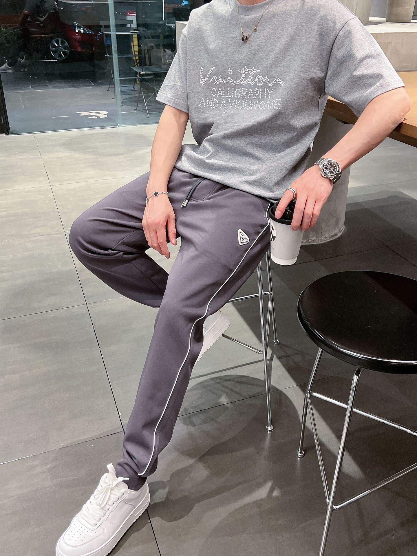 🌺 P200 普拉达 香港贸易公司渠道货.2025夏季新款 男士休闲百搭束脚卫裤休闲裤.客供精纺纯棉面料,区别于一般的棉质,手感质感顺滑细腻,略微弹性的功能,内外兼具的美感裁剪工艺,时刻保持完美的运动时尚百搭造型.抽绳设计弹力腰边及罗纹收口极具搭配性.设计制作柔软立体不生硬彰显低调的时尚运动风格.经典系列作品,缔造最为出色的运动休闲体系,最为舒适的感受.

尺码：M-3XL
尺码数据：
M码：臀围100cm-腰围76-84cm-裤长100cm
L码：臀围104cm-腰围79-89cm-裤长101cm 
Xl码：臀围108cm-腰围82-92cm-裤长102cm
2XL码：臀围112cm-腰围85-95cm-裤长103cm
3XL码：腰围116cm-腰围88-98cm-裤长104cm