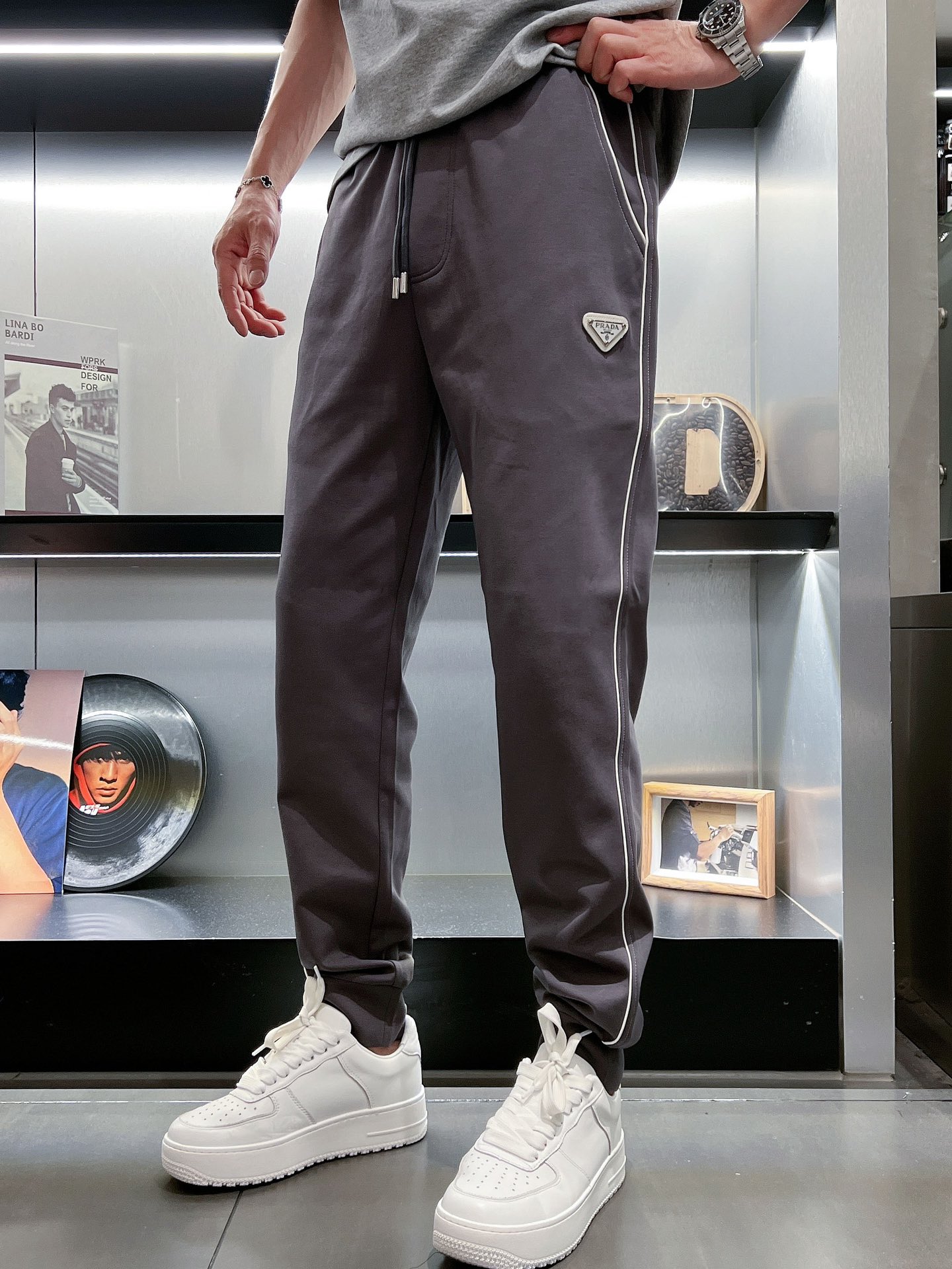 🌺 P200 普拉达 香港贸易公司渠道货.2025夏季新款 男士休闲百搭束脚卫裤休闲裤.客供精纺纯棉面料,区别于一般的棉质,手感质感顺滑细腻,略微弹性的功能,内外兼具的美感裁剪工艺,时刻保持完美的运动时尚百搭造型.抽绳设计弹力腰边及罗纹收口极具搭配性.设计制作柔软立体不生硬彰显低调的时尚运动风格.经典系列作品,缔造最为出色的运动休闲体系,最为舒适的感受.

尺码：M-3XL
尺码数据：
M码：臀围100cm-腰围76-84cm-裤长100cm
L码：臀围104cm-腰围79-89cm-裤长101cm 
Xl码：臀围108cm-腰围82-92cm-裤长102cm
2XL码：臀围112cm-腰围85-95cm-裤长103cm
3XL码：腰围116cm-腰围88-98cm-裤长104cm