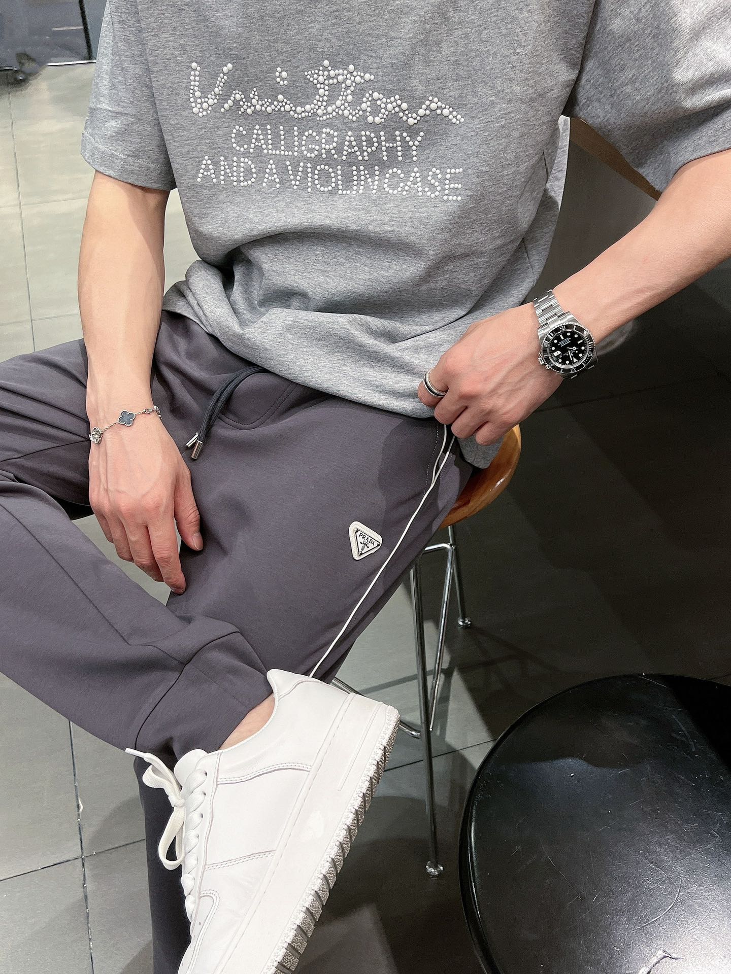 🌺 P200 普拉达 香港贸易公司渠道货.2025夏季新款 男士休闲百搭束脚卫裤休闲裤.客供精纺纯棉面料,区别于一般的棉质,手感质感顺滑细腻,略微弹性的功能,内外兼具的美感裁剪工艺,时刻保持完美的运动时尚百搭造型.抽绳设计弹力腰边及罗纹收口极具搭配性.设计制作柔软立体不生硬彰显低调的时尚运动风格.经典系列作品,缔造最为出色的运动休闲体系,最为舒适的感受.

尺码：M-3XL
尺码数据：
M码：臀围100cm-腰围76-84cm-裤长100cm
L码：臀围104cm-腰围79-89cm-裤长101cm 
Xl码：臀围108cm-腰围82-92cm-裤长102cm
2XL码：臀围112cm-腰围85-95cm-裤长103cm
3XL码：腰围116cm-腰围88-98cm-裤长104cm