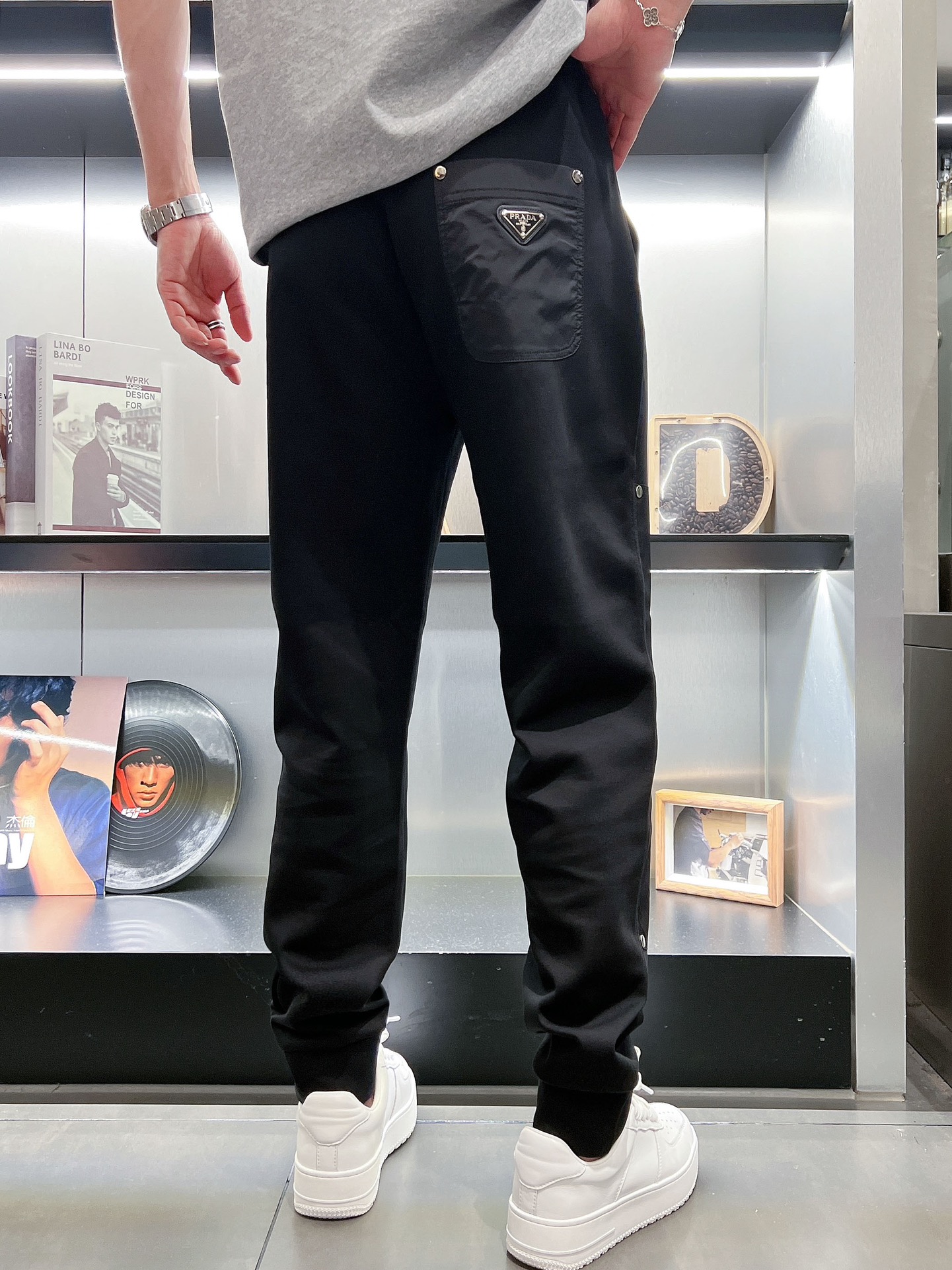🌺 P200 普拉达 香港贸易公司渠道货.2025夏季新款 男士休闲百搭束脚卫裤休闲裤.客供精纺纯棉面料,区别于一般的棉质,手感质感顺滑细腻,略微弹性的功能,内外兼具的美感裁剪工艺,时刻保持完美的运动时尚百搭造型.抽绳设计弹力腰边及罗纹收口极具搭配性.设计制作柔软立体不生硬彰显低调的时尚运动风格.经典系列作品,缔造最为出色的运动休闲体系,最为舒适的感受.
尺码:M-3XL
尺码数据:
M码:臀围100cm-腰围76-84cm-裤长100cm
L码:臀围104cm-腰围79-89cm-裤长101cm
Xl码:臀围108cm-腰围82-92cm-裤长102cm
2XL码:臀围112cm-腰围85-95cm-裤长103cm
3XL码:腰围116cm-腰围88-98cm-裤长104cm