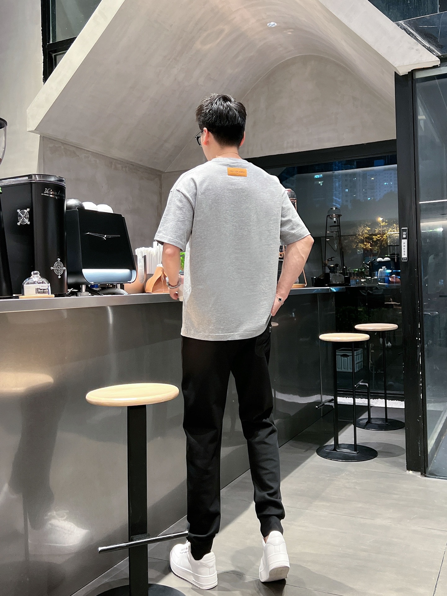 🌺 P200 普拉达 香港贸易公司渠道货.2025夏季新款 男士休闲百搭束脚卫裤休闲裤.客供精纺纯棉面料,区别于一般的棉质,手感质感顺滑细腻,略微弹性的功能,内外兼具的美感裁剪工艺,时刻保持完美的运动时尚百搭造型.抽绳设计弹力腰边及罗纹收口极具搭配性.设计制作柔软立体不生硬彰显低调的时尚运动风格.经典系列作品,缔造最为出色的运动休闲体系,最为舒适的感受.
尺码:M-3XL
尺码数据:
M码:臀围100cm-腰围76-84cm-裤长100cm
L码:臀围104cm-腰围79-89cm-裤长101cm
Xl码:臀围108cm-腰围82-92cm-裤长102cm
2XL码:臀围112cm-腰围85-95cm-裤长103cm
3XL码:腰围116cm-腰围88-98cm-裤长104cm