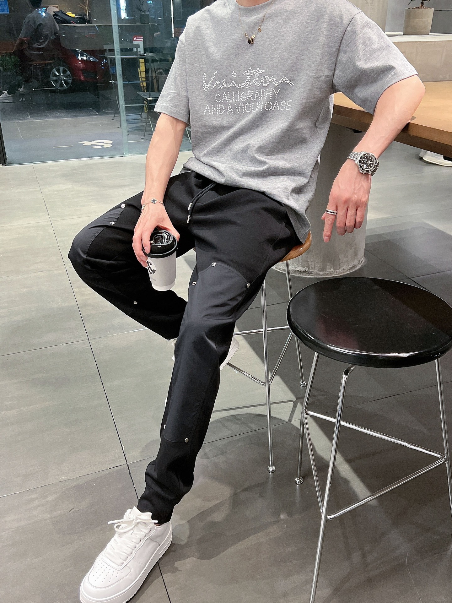 🌺 P200 普拉达 香港贸易公司渠道货.2025夏季新款 男士休闲百搭束脚卫裤休闲裤.客供精纺纯棉面料,区别于一般的棉质,手感质感顺滑细腻,略微弹性的功能,内外兼具的美感裁剪工艺,时刻保持完美的运动时尚百搭造型.抽绳设计弹力腰边及罗纹收口极具搭配性.设计制作柔软立体不生硬彰显低调的时尚运动风格.经典系列作品,缔造最为出色的运动休闲体系,最为舒适的感受.
尺码:M-3XL
尺码数据:
M码:臀围100cm-腰围76-84cm-裤长100cm
L码:臀围104cm-腰围79-89cm-裤长101cm
Xl码:臀围108cm-腰围82-92cm-裤长102cm
2XL码:臀围112cm-腰围85-95cm-裤长103cm
3XL码:腰围116cm-腰围88-98cm-裤长104cm