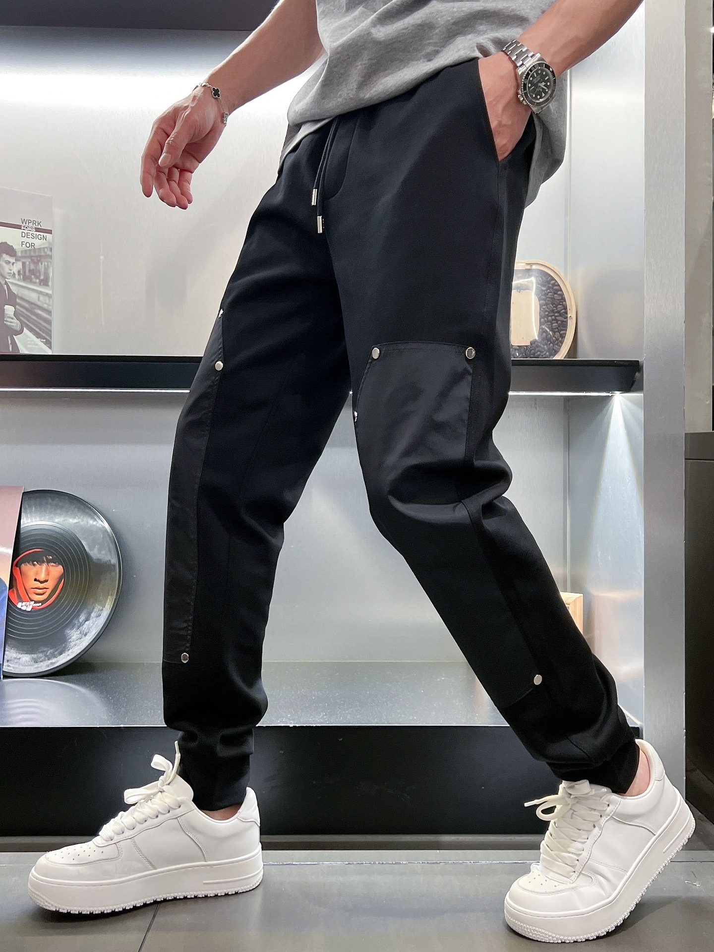 🌺 P200 普拉达 香港贸易公司渠道货.2025夏季新款 男士休闲百搭束脚卫裤休闲裤.客供精纺纯棉面料,区别于一般的棉质,手感质感顺滑细腻,略微弹性的功能,内外兼具的美感裁剪工艺,时刻保持完美的运动时尚百搭造型.抽绳设计弹力腰边及罗纹收口极具搭配性.设计制作柔软立体不生硬彰显低调的时尚运动风格.经典系列作品,缔造最为出色的运动休闲体系,最为舒适的感受.
尺码:M-3XL
尺码数据:
M码:臀围100cm-腰围76-84cm-裤长100cm
L码:臀围104cm-腰围79-89cm-裤长101cm
Xl码:臀围108cm-腰围82-92cm-裤长102cm
2XL码:臀围112cm-腰围85-95cm-裤长103cm
3XL码:腰围116cm-腰围88-98cm-裤长104cm
