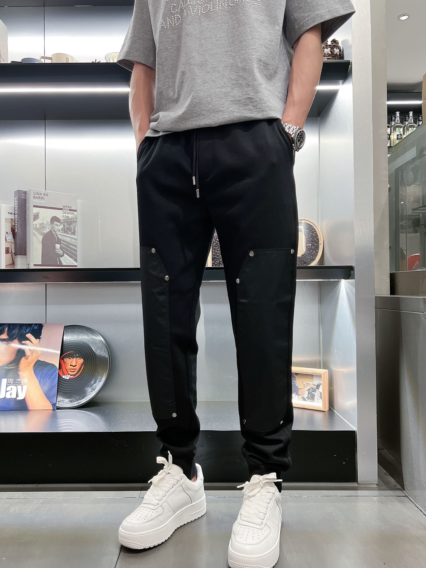🌺 P200 普拉达 香港贸易公司渠道货.2025夏季新款 男士休闲百搭束脚卫裤休闲裤.客供精纺纯棉面料,区别于一般的棉质,手感质感顺滑细腻,略微弹性的功能,内外兼具的美感裁剪工艺,时刻保持完美的运动时尚百搭造型.抽绳设计弹力腰边及罗纹收口极具搭配性.设计制作柔软立体不生硬彰显低调的时尚运动风格.经典系列作品,缔造最为出色的运动休闲体系,最为舒适的感受.
尺码:M-3XL
尺码数据:
M码:臀围100cm-腰围76-84cm-裤长100cm
L码:臀围104cm-腰围79-89cm-裤长101cm
Xl码:臀围108cm-腰围82-92cm-裤长102cm
2XL码:臀围112cm-腰围85-95cm-裤长103cm
3XL码:腰围116cm-腰围88-98cm-裤长104cm
