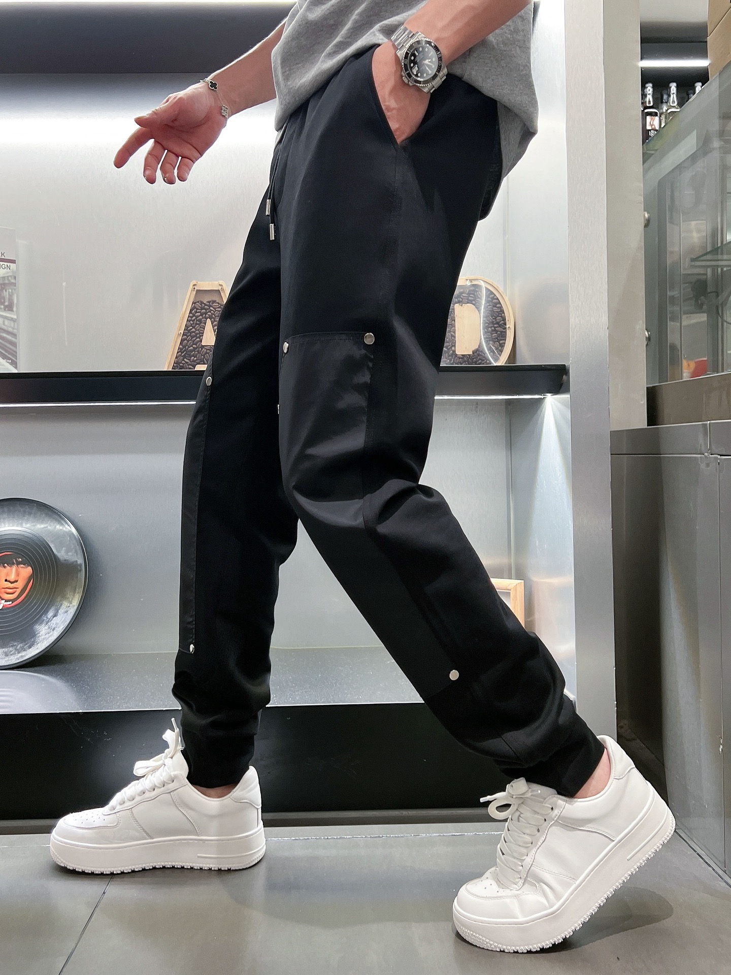 🌺 P200 普拉达 香港贸易公司渠道货.2025夏季新款 男士休闲百搭束脚卫裤休闲裤.客供精纺纯棉面料,区别于一般的棉质,手感质感顺滑细腻,略微弹性的功能,内外兼具的美感裁剪工艺,时刻保持完美的运动时尚百搭造型.抽绳设计弹力腰边及罗纹收口极具搭配性.设计制作柔软立体不生硬彰显低调的时尚运动风格.经典系列作品,缔造最为出色的运动休闲体系,最为舒适的感受.
尺码:M-3XL
尺码数据:
M码:臀围100cm-腰围76-84cm-裤长100cm
L码:臀围104cm-腰围79-89cm-裤长101cm
Xl码:臀围108cm-腰围82-92cm-裤长102cm
2XL码:臀围112cm-腰围85-95cm-裤长103cm
3XL码:腰围116cm-腰围88-98cm-裤长104cm