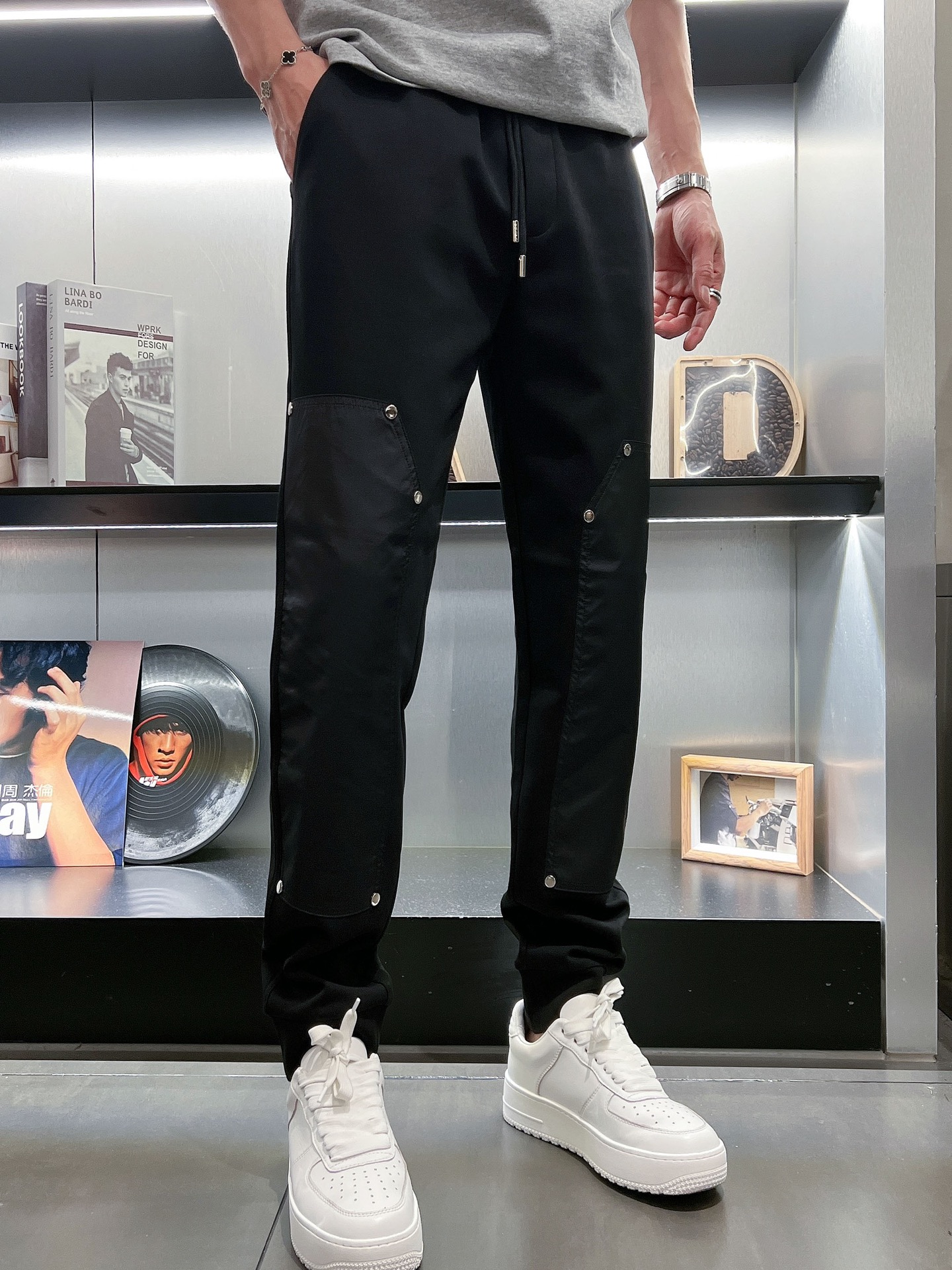 🌺 P200 普拉达 香港贸易公司渠道货.2025夏季新款 男士休闲百搭束脚卫裤休闲裤.客供精纺纯棉面料,区别于一般的棉质,手感质感顺滑细腻,略微弹性的功能,内外兼具的美感裁剪工艺,时刻保持完美的运动时尚百搭造型.抽绳设计弹力腰边及罗纹收口极具搭配性.设计制作柔软立体不生硬彰显低调的时尚运动风格.经典系列作品,缔造最为出色的运动休闲体系,最为舒适的感受.
尺码:M-3XL
尺码数据:
M码:臀围100cm-腰围76-84cm-裤长100cm
L码:臀围104cm-腰围79-89cm-裤长101cm
Xl码:臀围108cm-腰围82-92cm-裤长102cm
2XL码:臀围112cm-腰围85-95cm-裤长103cm
3XL码:腰围116cm-腰围88-98cm-裤长104cm