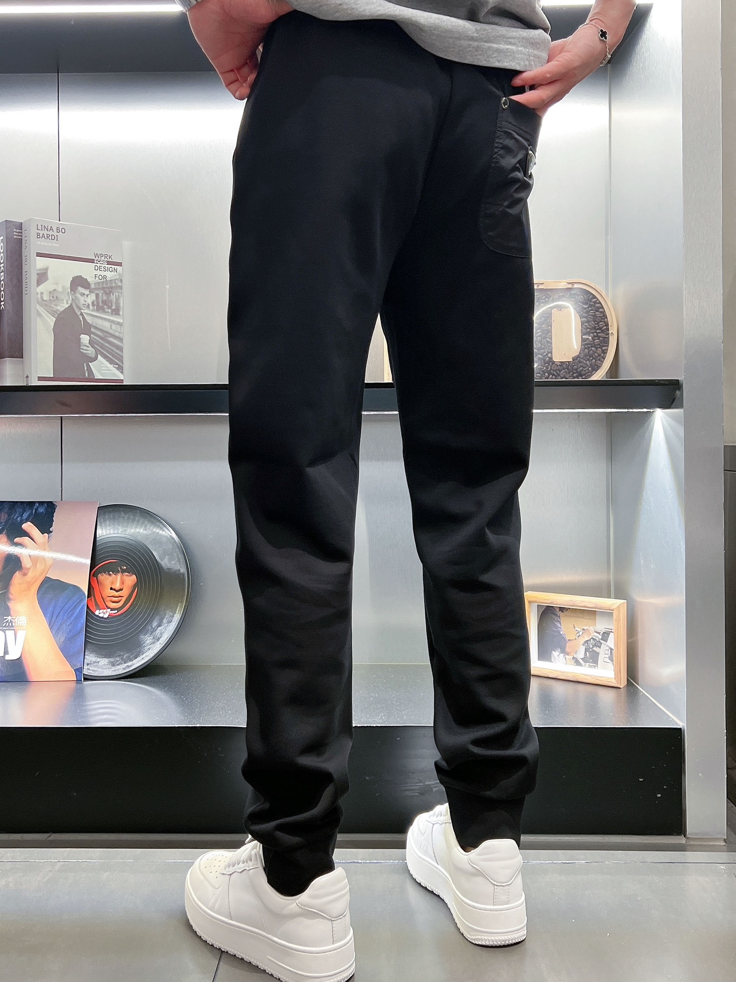 🌺 P200 普拉达 香港贸易公司渠道货.2025夏季新款 男士休闲百搭束脚卫裤休闲裤.客供精纺纯棉面料,区别于一般的棉质,手感质感顺滑细腻,略微弹性的功能,内外兼具的美感裁剪工艺,时刻保持完美的运动时尚百搭造型.抽绳设计弹力腰边及罗纹收口极具搭配性.设计制作柔软立体不生硬彰显低调的时尚运动风格.经典系列作品,缔造最为出色的运动休闲体系,最为舒适的感受.
尺码:M-3XL
尺码数据:
M码:臀围100cm-腰围76-84cm-裤长100cm
L码:臀围104cm-腰围79-89cm-裤长101cm
Xl码:臀围108cm-腰围82-92cm-裤长102cm
2XL码:臀围112cm-腰围85-95cm-裤长103cm
3XL码:腰围116cm-腰围88-98cm-裤长104cm