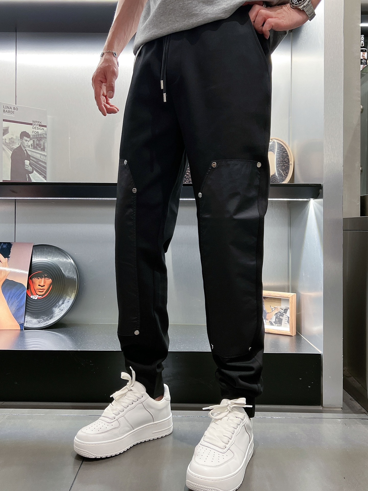 🌺 P200 普拉达 香港贸易公司渠道货.2025夏季新款 男士休闲百搭束脚卫裤休闲裤.客供精纺纯棉面料,区别于一般的棉质,手感质感顺滑细腻,略微弹性的功能,内外兼具的美感裁剪工艺,时刻保持完美的运动时尚百搭造型.抽绳设计弹力腰边及罗纹收口极具搭配性.设计制作柔软立体不生硬彰显低调的时尚运动风格.经典系列作品,缔造最为出色的运动休闲体系,最为舒适的感受.
尺码:M-3XL
尺码数据:
M码:臀围100cm-腰围76-84cm-裤长100cm
L码:臀围104cm-腰围79-89cm-裤长101cm
Xl码:臀围108cm-腰围82-92cm-裤长102cm
2XL码:臀围112cm-腰围85-95cm-裤长103cm
3XL码:腰围116cm-腰围88-98cm-裤长104cm