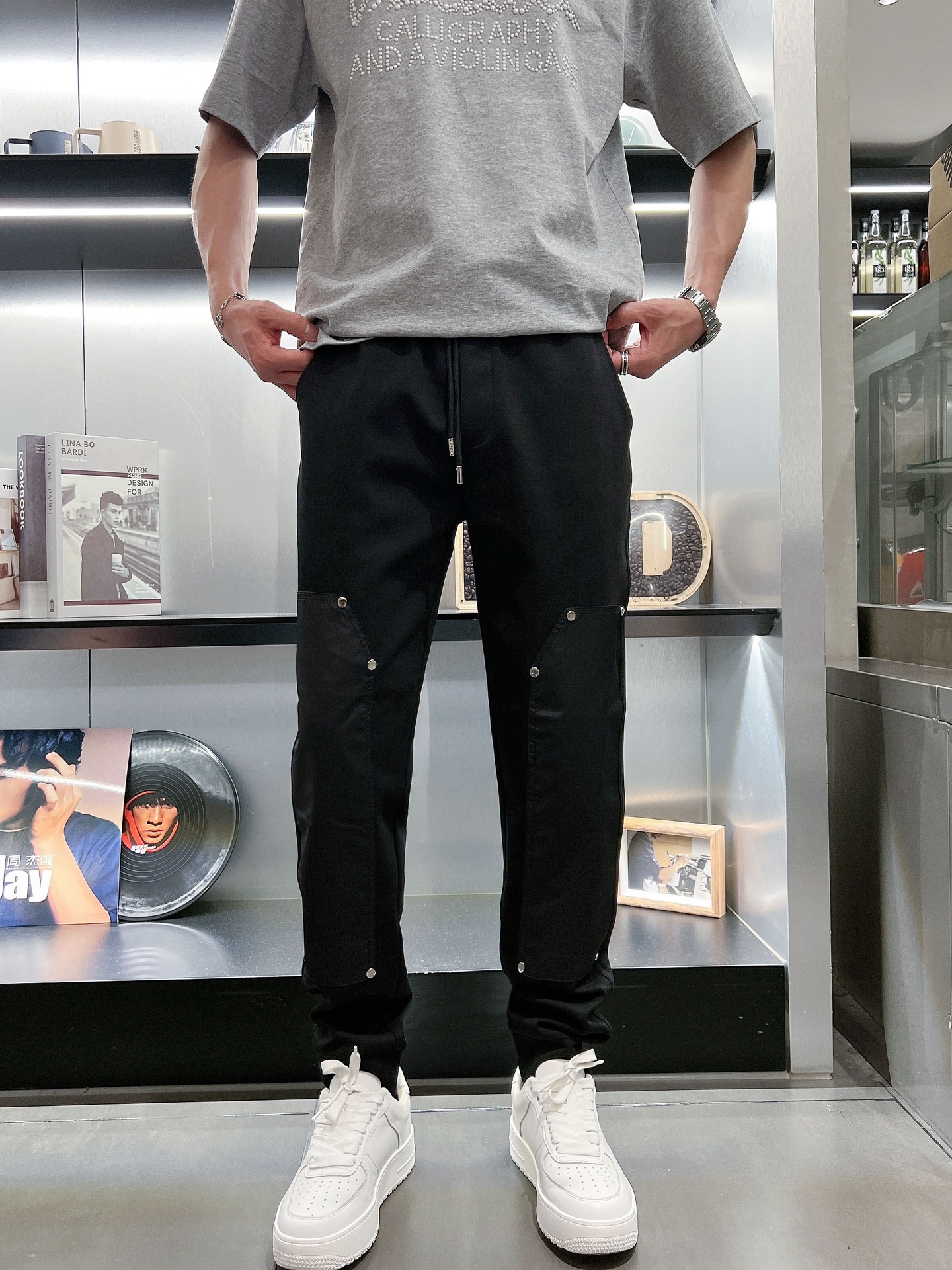 🌺 P200 普拉达 香港贸易公司渠道货.2025夏季新款 男士休闲百搭束脚卫裤休闲裤.客供精纺纯棉面料,区别于一般的棉质,手感质感顺滑细腻,略微弹性的功能,内外兼具的美感裁剪工艺,时刻保持完美的运动时尚百搭造型.抽绳设计弹力腰边及罗纹收口极具搭配性.设计制作柔软立体不生硬彰显低调的时尚运动风格.经典系列作品,缔造最为出色的运动休闲体系,最为舒适的感受.
尺码:M-3XL
尺码数据:
M码:臀围100cm-腰围76-84cm-裤长100cm
L码:臀围104cm-腰围79-89cm-裤长101cm
Xl码:臀围108cm-腰围82-92cm-裤长102cm
2XL码:臀围112cm-腰围85-95cm-裤长103cm
3XL码:腰围116cm-腰围88-98cm-裤长104cm
