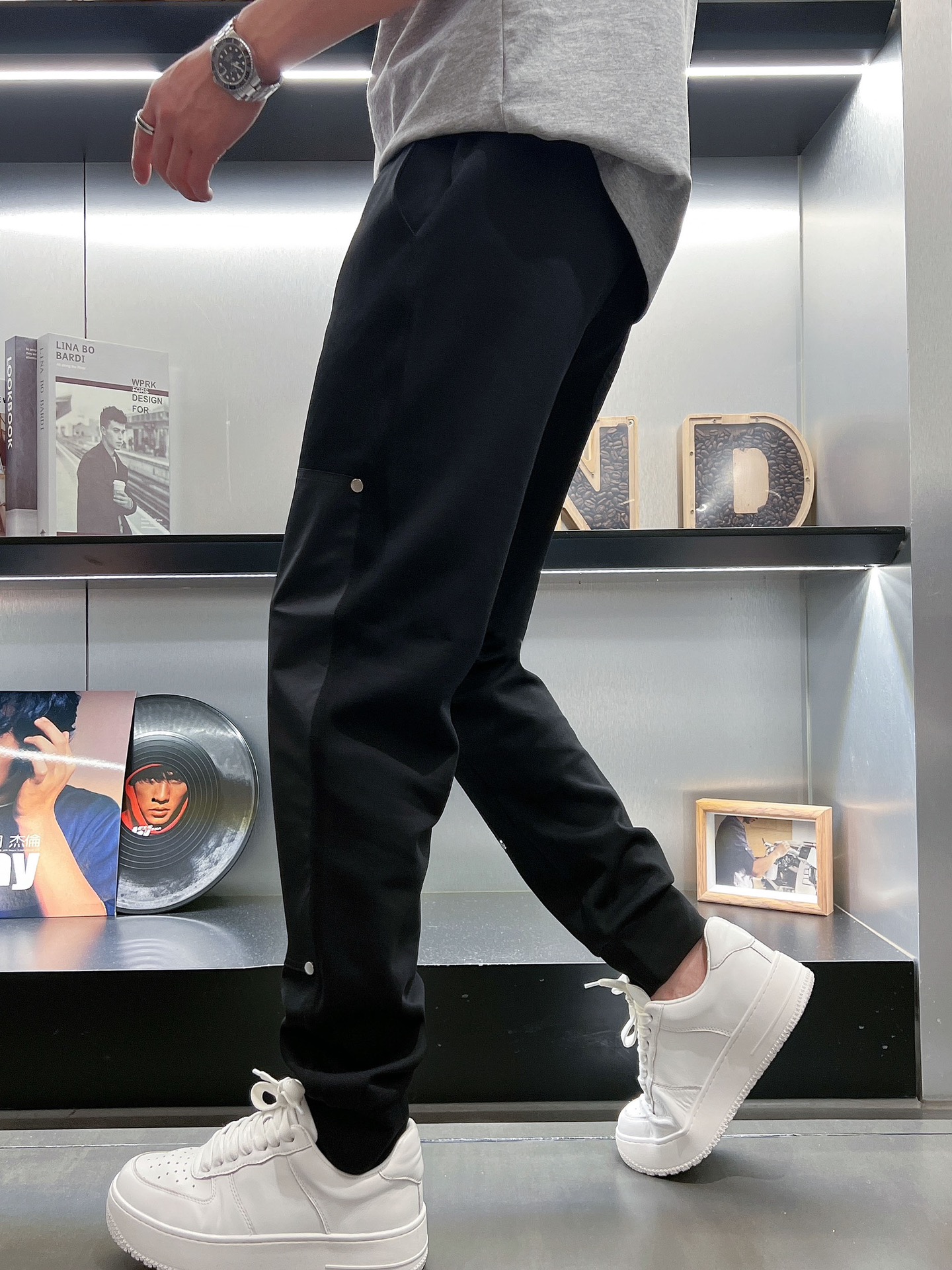 🌺 P200 普拉达 香港贸易公司渠道货.2025夏季新款 男士休闲百搭束脚卫裤休闲裤.客供精纺纯棉面料,区别于一般的棉质,手感质感顺滑细腻,略微弹性的功能,内外兼具的美感裁剪工艺,时刻保持完美的运动时尚百搭造型.抽绳设计弹力腰边及罗纹收口极具搭配性.设计制作柔软立体不生硬彰显低调的时尚运动风格.经典系列作品,缔造最为出色的运动休闲体系,最为舒适的感受.
尺码:M-3XL
尺码数据:
M码:臀围100cm-腰围76-84cm-裤长100cm
L码:臀围104cm-腰围79-89cm-裤长101cm
Xl码:臀围108cm-腰围82-92cm-裤长102cm
2XL码:臀围112cm-腰围85-95cm-裤长103cm
3XL码:腰围116cm-腰围88-98cm-裤长104cm