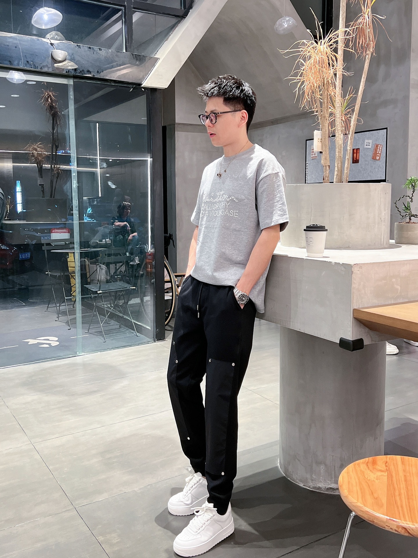 🌺 P200 普拉达 香港贸易公司渠道货.2025夏季新款 男士休闲百搭束脚卫裤休闲裤.客供精纺纯棉面料,区别于一般的棉质,手感质感顺滑细腻,略微弹性的功能,内外兼具的美感裁剪工艺,时刻保持完美的运动时尚百搭造型.抽绳设计弹力腰边及罗纹收口极具搭配性.设计制作柔软立体不生硬彰显低调的时尚运动风格.经典系列作品,缔造最为出色的运动休闲体系,最为舒适的感受.
尺码:M-3XL
尺码数据:
M码:臀围100cm-腰围76-84cm-裤长100cm
L码:臀围104cm-腰围79-89cm-裤长101cm
Xl码:臀围108cm-腰围82-92cm-裤长102cm
2XL码:臀围112cm-腰围85-95cm-裤长103cm
3XL码:腰围116cm-腰围88-98cm-裤长104cm