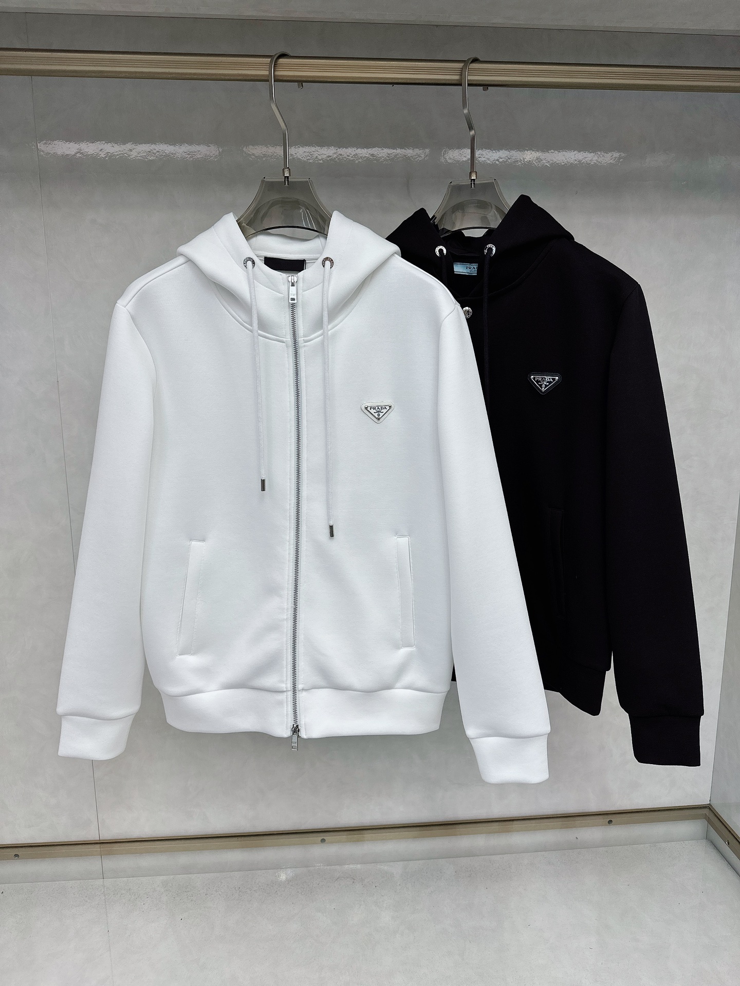 NO:522113,Prada 2025 Autumn and Winter latest hooded jacket, selected fabrics, high-strength high-strand double-strand air-layer long-length cotton, super comfortable hand, logo, fully imported environmentally friendly materials, super beautiful M-3XL,,prada, jackets & coats,hats,alexander wang19860909普拉达 2025秋冬最新爆款连帽外套 面料精选高支高密双股空气层长绒棉 手感超级舒服 logo精选全进口环保材质 超级漂亮M-3XL,,prada,jackets & coats,hats,alexander wang,Men's clothing