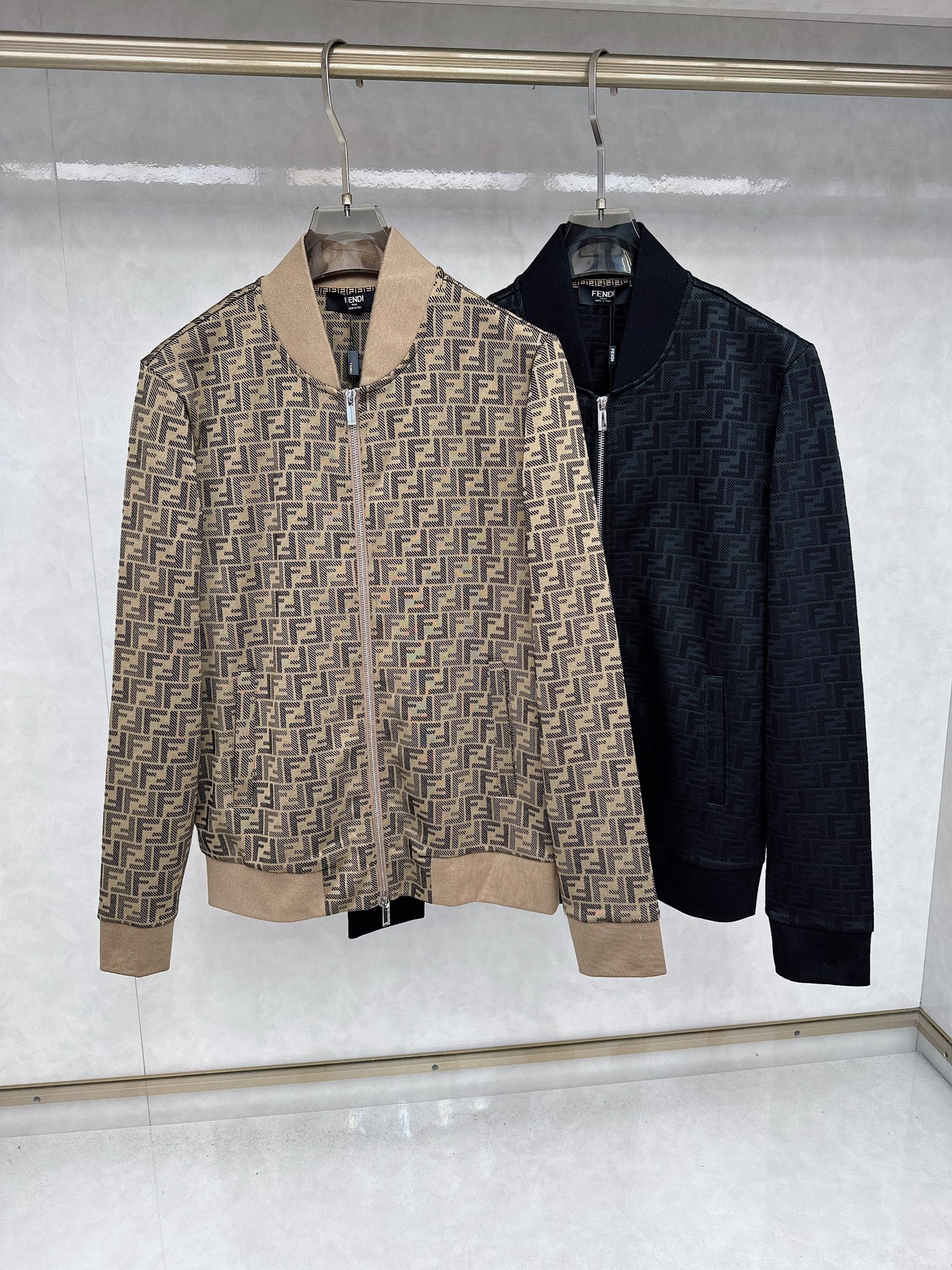 NO:522118,Fendi 2025 autumn and winter new jacket Original 1:1 custom hardware accessories are fully imported and customized. Welcome to counter comparison. Super soft Super heavy fabric has a perfect fit. Pay attention to the super comfortable fabric. Exclusive model. Non-market goods. Same size for men and women. M-XXXL, fendi, jackets & coats, alexander wang19860909芬迪 2025秋冬新款夹克 原版1:1订制五金配件全进口原版定制 欢迎专柜对比 超柔软 超级重面料做工杠杠的版型完美 注意面料超舒服 独家款 非市场货 男女同款尺码M一XXXL,,fendi,jackets & coats,alexander wang,Men's clothing