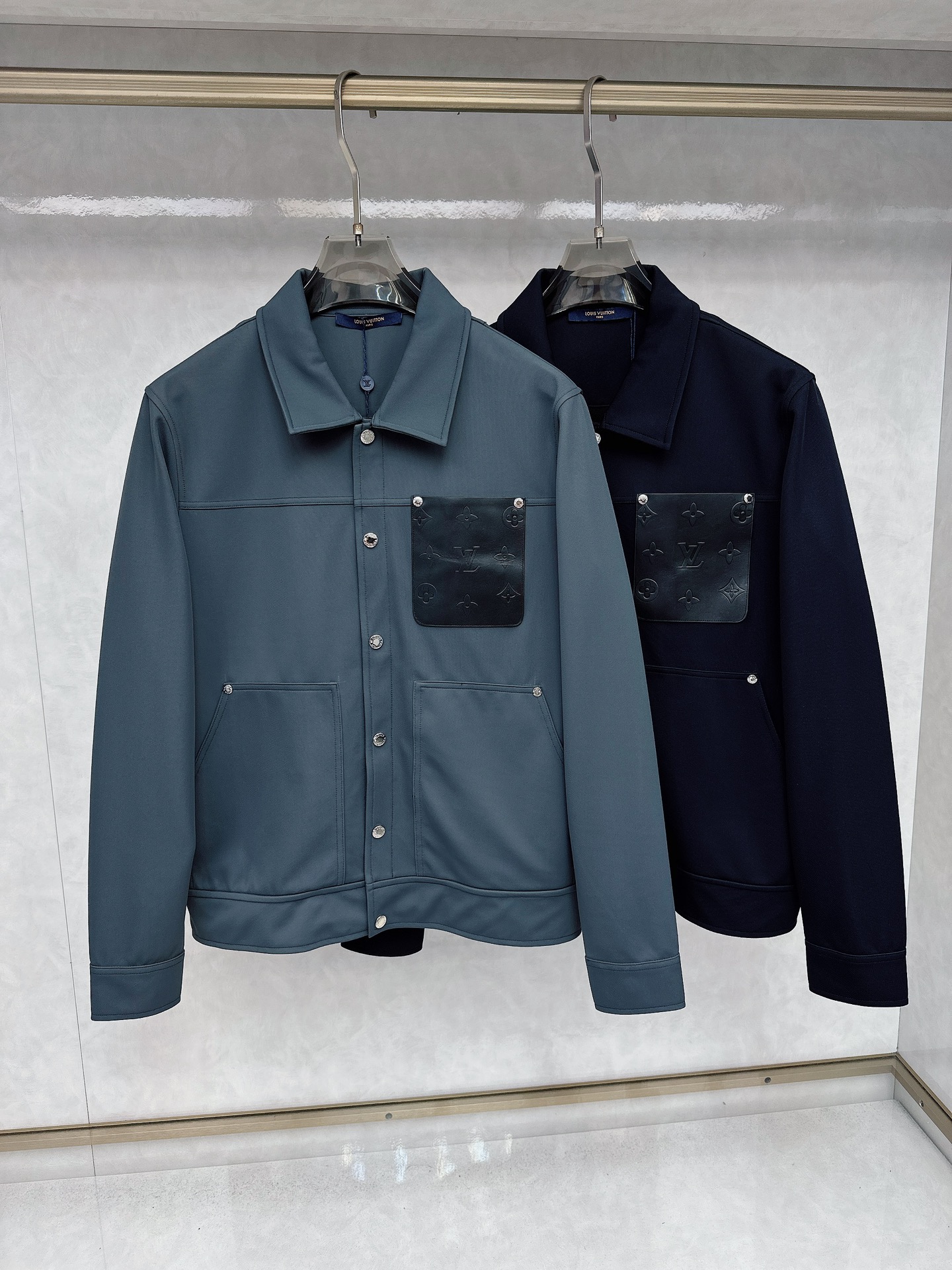 NO:522120,Luo Yiwei 2025 autumn and winter new jacket jacket!  This year's new counter products, handsome and cool men's fashion and urban versatile style, specially equipped with customized fabrics, which are not comparable to ordinary fabrics. A very charming design with very intimate details. It is very difficult to make such a textured fabric. It is a very technical one. Details determine the high-end. The minimalist design elements of the season, a must-have item for trendy men, and a perfect version. It is highly recommended!  M-3XL, loewe, jackets & coats, jackets & coats, alexander wang19860909罗意威 2025秋冬新款 夹克外套！今年的专柜新品,男士帅酷爆款 时尚都市百搭款,特供定制面料,不是一般面料所能对比的产品.非常极具魅力的设计,细节非常到位,这么有质感面料做出来非常有难度,要非常讲究技术的一款,细节决定高端.极简当季的设计元素,潮男必备单品,完美版型,强烈推荐！M-3XL,,loewe,jackets & coats,jackets & coats,alexander wang,Men's clothing