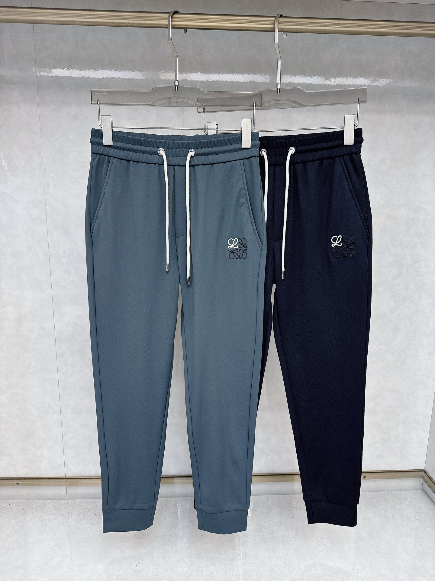 NO:524827,Luo Yiwei's latest casual pants counter with 2025 autumn and winter 1:1 top replica, full quality!  A must-have item for trendy people!  Old Tie who knows the goods quickly starts the size. M-3XL, loewe, alexander wang19860909罗意威 2025秋冬最新休闲裤专柜1:1顶级复刻,全品相！潮人必备单品！懂货的老铁赶紧下手 尺码.M-3XL,,loewe,alexander wang,Men's clothing