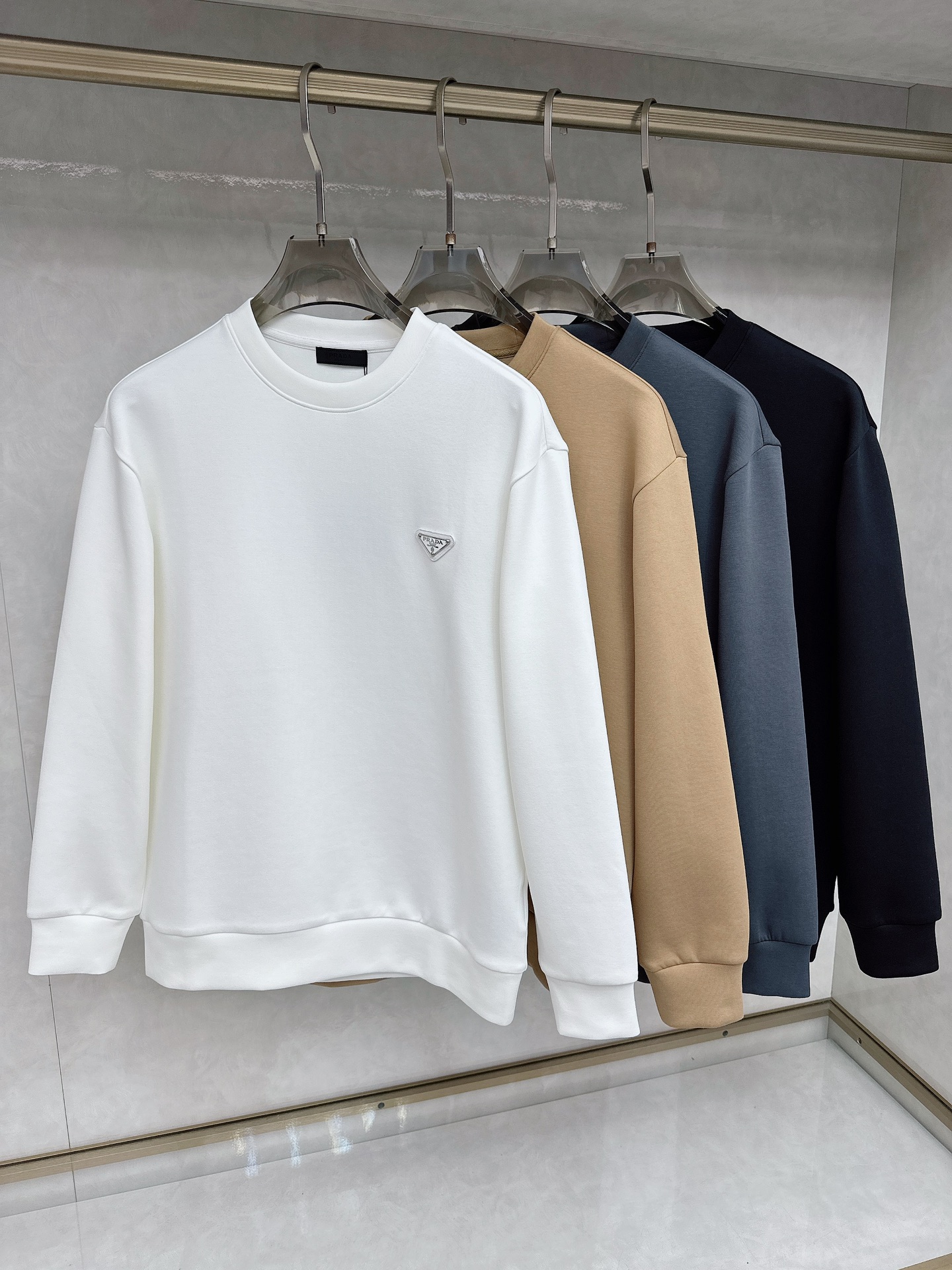 NO:524818,Prada's latest 2025 space cotton sweatshirt, exclusively available!  Original reproduction, exclusive design, super craftsmanship!  Extremely luxurious!  Excellent style!  Size S-XL, prada, hoodie, sweatshirts, alexander wang19860909普拉达 2025最新款太空棉卫衣,独家发售！原版复刻,独家设计,超强工艺！极其奢华！版型超赞！ 尺码 S-XL,,prada,hoodie,sweatshirts,alexander wang,Men's clothing