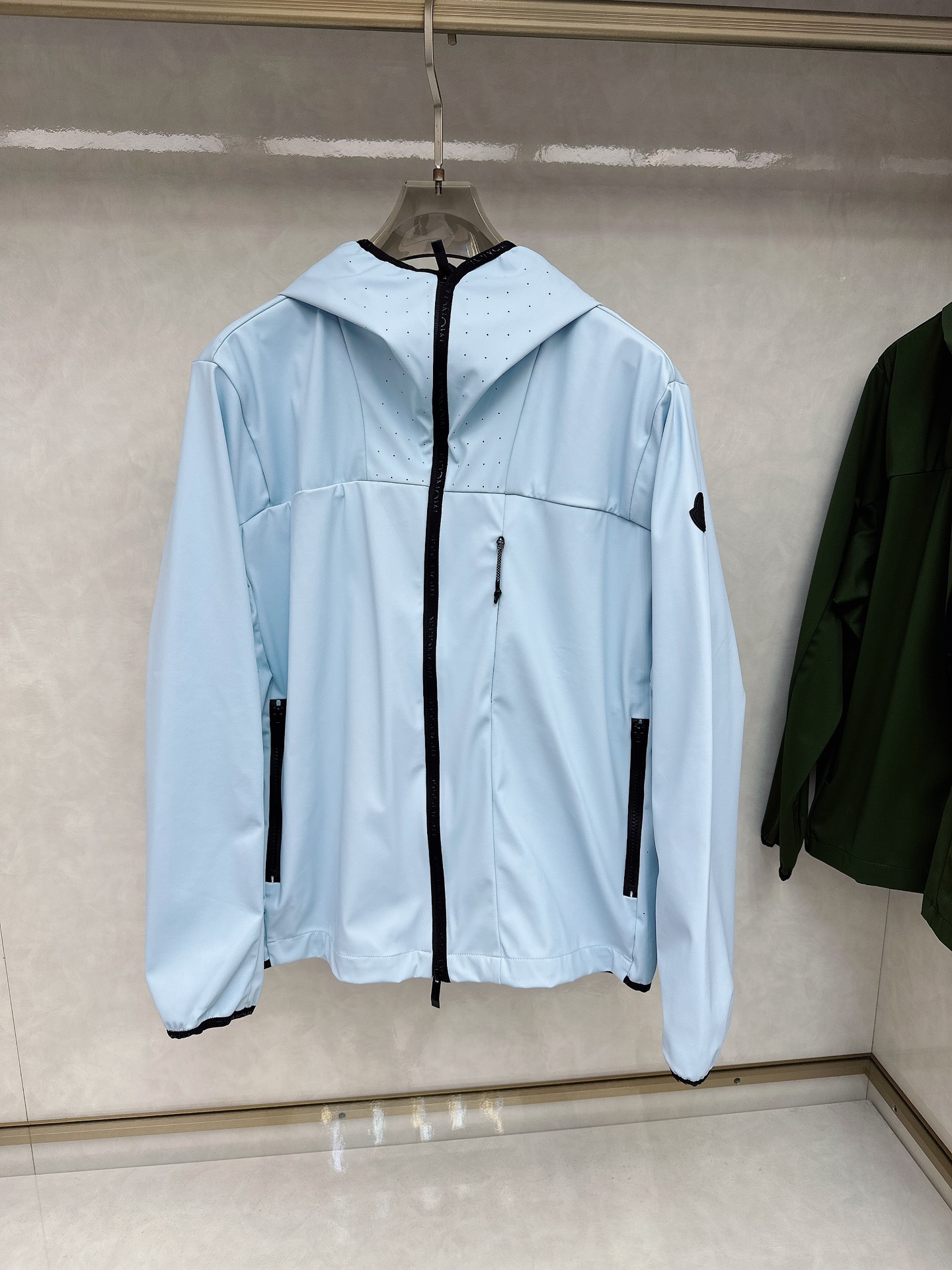 NO:564083,Mouth covering  fw's new early autumn outdoor waterproof hooded jacket. The outer layer of this jacket is super soft polyester fiber that is windproof and waterproof. It is both functional and fashionable. The fabric surface made of polyester fiber is smooth, delicate and waterproof, showing a fine texture and shimmer. It is very soft, comfortable and smooth.  The fabric is strong and wrinkle-resistant, and the new fabrics selected are environmentally friendly and sustainable. They are made of high-density fabrics, with a delicate and soft feel. The upper body is wide and stylish, the texture is invincible, the skin-friendliness is excellent, and the texture and texture reveal a sense of luxury and luxury!  The simple and capable design is full of temperament and elegance, coupled with the neat tailoring technique, the shape of the upper back is fit and compliant, and the outline is straight and tough. The pockets are designed works of art that can withstand scrutiny. The angles of the spinning threads and the curvature of the threads are professionally designed. Every stroke and every stroke has its own meaning. The designers and craftsmen skillfully coordinate the colors to make them comfortable while being fashionable and handsome!  Wear it on your upper body and you will instantly have an elegant and classic taste!  Unique textile technology, high texture, full color fabric, strong and washable. It feels soft and elastic to the touch, and the upper body can lock in temperature easily and keep warm at all times. xx is definitely the best choice for people with taste. Sizes 1-2-3-4, Moncler, jackets & coats, hats, alexander wang19860909蒙口 fw早秋新品户外防水连帽夹克,该款夹克外层超柔聚酯纤维防风防水,功能与时尚型兼具.聚酯纤维成分的织物布面光洁细腻而且防水,呈现出细密的肌理和微光感,非常柔软适顺滑有垂感,面料牢固结实,抗皱性强,挑选的新型面料环保可持续性使用.均为高密度织物制造而成,手感细腻柔软,穿着上身挺阔有型,质感无敌,亲肤性绝佳,肌理纹路透着高级和华丽感！简单干练的设计,富有气质又不失儒雅,加上利落的剪裁手法,使得上身后的版型合体服帖,轮廓挺拔硬朗.口袋是经过设计的经得住推敲的艺术品,纺线的角度,走线的弧度都是经过专业的设计,每一笔每一画都有他的意义.设计师与工艺师巧夺天工的颜色默契搭配,在时尚潇洒帅气之下又尽享舒适！穿着上身,即刻拥有高雅和经典品位的人士！独特的纺织工艺,高及质感,面料色泽饱满,牢靠耐水洗.触摸手感柔软有弹力,上身即锁温轻松洒脱时刻保暖.xx绝对是品位人士的不二之选.尺码1-2-3-4,,Moncler,jackets & coats,hats,alexander wang,Men's clothing