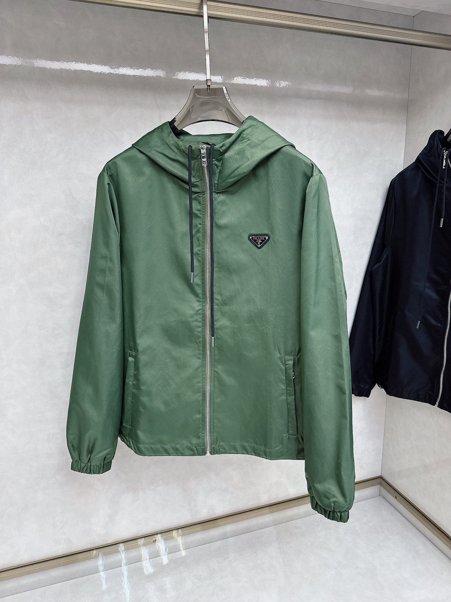 NO:564077,Prada ss new autumn and winter men's hooded jacket, customized memory fabric, high breathability and comfort, impeccable details, brand element design concept, reflecting high quality. It feels delicate and soft!  It presents a casual cut and the upper body shape is awesome!  Sizes S-XXL S size chest 105cm, length 65cm shoulder width 46cm M size chest 109cm length 67cm shoulder width 47.5cm L size chest 113cm length 69cm shoulder width 49cm XL chest 117cm length 71cm shoulder width 51cm XXL size chest 121cm length 73cm  Shoulder width 52.5cm,,prada,jackets & coats,jackets & coats,hats,alexander wang19860909普拉达 ss秋冬新款男士连帽夹克外套,定制记忆面料 透气舒适度高,细节无可挑剔,品牌元素设计理念,体现高品质.手感细腻柔软！呈现休闲裁剪,上身版型超赞！尺码S-XXL S码胸围105cm 衣长65cm 肩宽46cm M码胸围109cm 衣长67cm 肩宽47.5cm L码胸围113cm 衣长69cm 肩宽49cm XL码胸围117cm 衣长71cm 肩宽51cm XXL码胸围121cm 衣长73cm 肩宽52.5cm,,prada,jackets & coats,jackets & coats,hats,alexander wang,Men's clothing