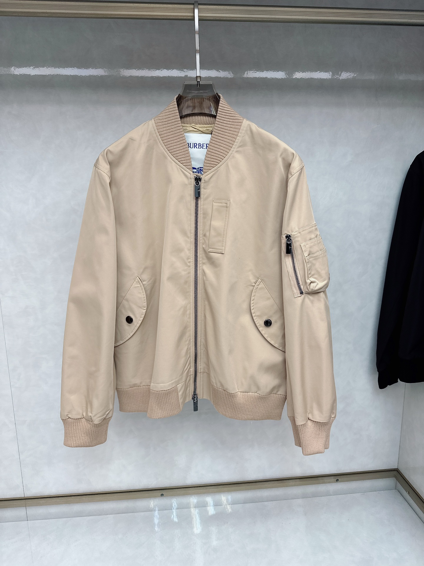 NO:564071,Burberry FW new autumn and winter bomber jacket, fashionable and classic baseball collar, incomparably handsome upper body, fashionable and handsome, stylish and stylish!  Made of top-quality polyester regenerated nylon fiber fabric supplied by customers, it has a delicate and soft luster, and the texture is visible to the naked eye. It is fashionable and stylish, highly recognizable, and has a loose and neat cut, making the upper body handsome and slim!  xx size S-2XL,,burberry,jackets & coats,jackets & coats,alexander wang19860909巴宝莉 FW秋冬新品 飞行员夹克外套,时尚经典的棒球领,上身无敌帅气,时髦帅出天际,有型又有款！客供顶级聚酯再生尼龙纤维面料制作,细腻柔和的光泽感,质感肉眼可见,时髦有格调,辨识度极高,宽松俐落的版型裁剪,上身帅气显瘦！xx码数S-2XL,,burberry,jackets & coats,jackets & coats,alexander wang,Men's clothing