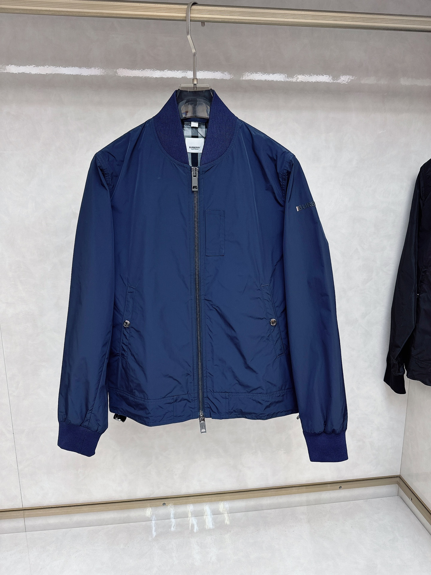 NO:564015,Burberry FW new autumn and winter bomber jacket, fashionable and classic baseball collar, incomparably handsome upper body, fashionable and handsome, stylish and stylish!  Made of top-quality polyester regenerated nylon fiber fabric supplied by customers, it has a delicate and soft luster, and the texture is visible to the naked eye. It is fashionable and stylish, highly recognizable, and has a loose and neat cut, making the upper body handsome and slim!  Sizes S-XXL S size bust 100cm, length 63cm, shoulder width 42cm, size M bust 104cm, length 65cm, shoulder width 43.5cm, size L bust 108cm, length 67cm, shoulder width 45.5cm, size XL bust 112cm, length 69cm, shoulder width 47cm, size XXL bust 116cm, length 71cm  Shoulder width 49.5cm,,burberry,jackets & coats,jackets & coats,alexander wang19860909巴宝莉 fw秋冬新品飞行员夹克外套,时尚经典的棒球领,上身无敌帅气,时髦帅出天际,有型又有款！客供顶级聚酯再生尼龙纤维面料制作,细腻柔和的光泽感,质感肉眼可见,时髦有格调,辨识度极高,宽松俐落的版型裁剪,上身帅气显瘦！尺码S-XXL S码胸围100cm 衣长63cm 肩宽42cm M码胸围104cm 衣长65cm 肩宽43.5cm L码胸围108cm 衣长67cm 肩宽45.5cm XL码胸围112cm 衣长69cm 肩宽47cm XXL码胸围116cm 衣长71cm 肩宽49.5cm,,burberry,jackets & coats,jackets & coats,alexander wang,Men's clothing