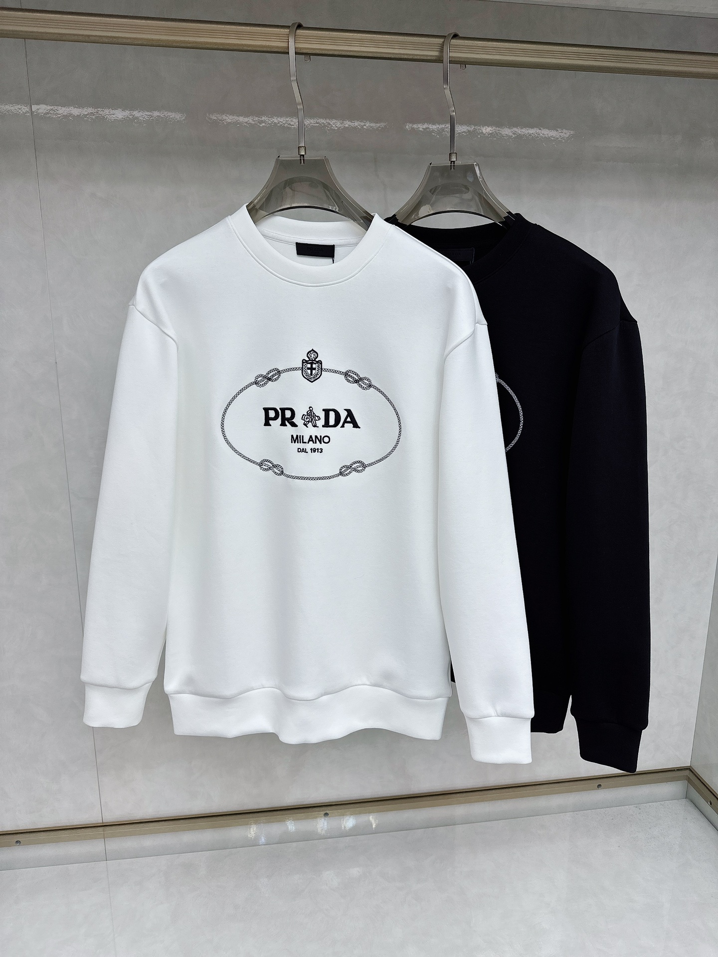 NO:524811,Prada's latest 2025 space cotton sweatshirt, exclusively available!  Original reproduction, exclusive design, super craftsmanship!  Extremely luxurious!  Excellent style!  Size S-XL, prada, hoodie, sweatshirts, alexander wang19860909普拉达 2025最新款太空棉卫衣,独家发售！原版复刻,独家设计,超强工艺！极其奢华！版型超赞！ 尺码 S-XL,,prada,hoodie,sweatshirts,alexander wang,Men's clothing