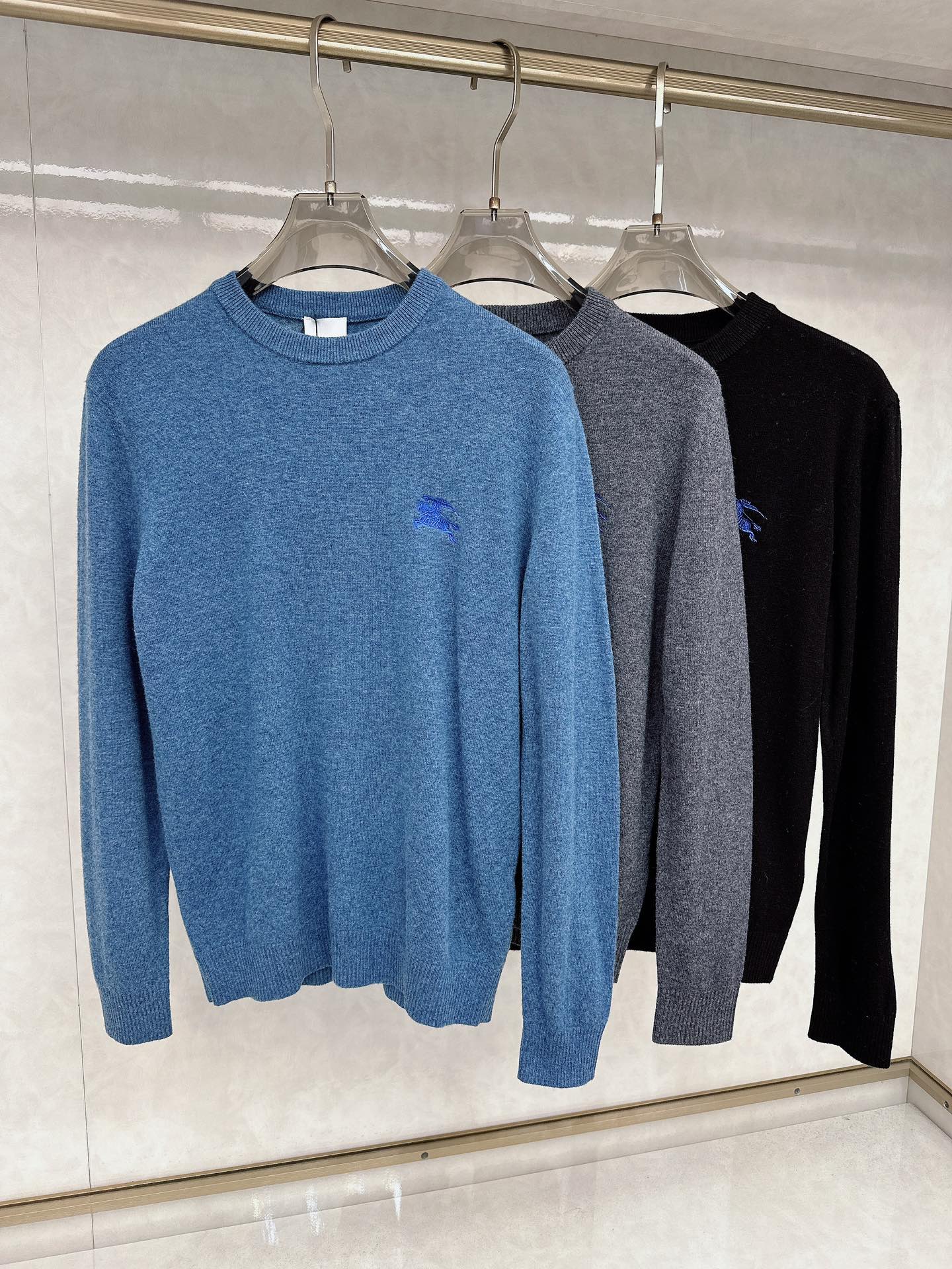 NO:524801,Burberry exclusively offers new fashion casual sweaters. Imported original technology fabrics are soft and comfortable, comfortable and breathable on the upper body, skin-friendly and not stubborn. They have a unique mixed and matched design style. Whether worn alone or matched, they are all versatile items, demonstrating the personality of young people, with a very high level and a handsome upper body!  Number of codes: M-3XL, burberry, sweaters, alexander wang19860909巴宝莉独家专供新品时尚休闲毛衣 进口原版科技面料,柔软舒适,上身舒适透气,亲肤不扎人,独特混搭设计风格,无论是单穿还是搭配,都是百搭单品,彰显了年轻人的个性,档次极高,上身帅气十足！码数:M-3XL,,burberry,sweaters,alexander wang,Men's clothing